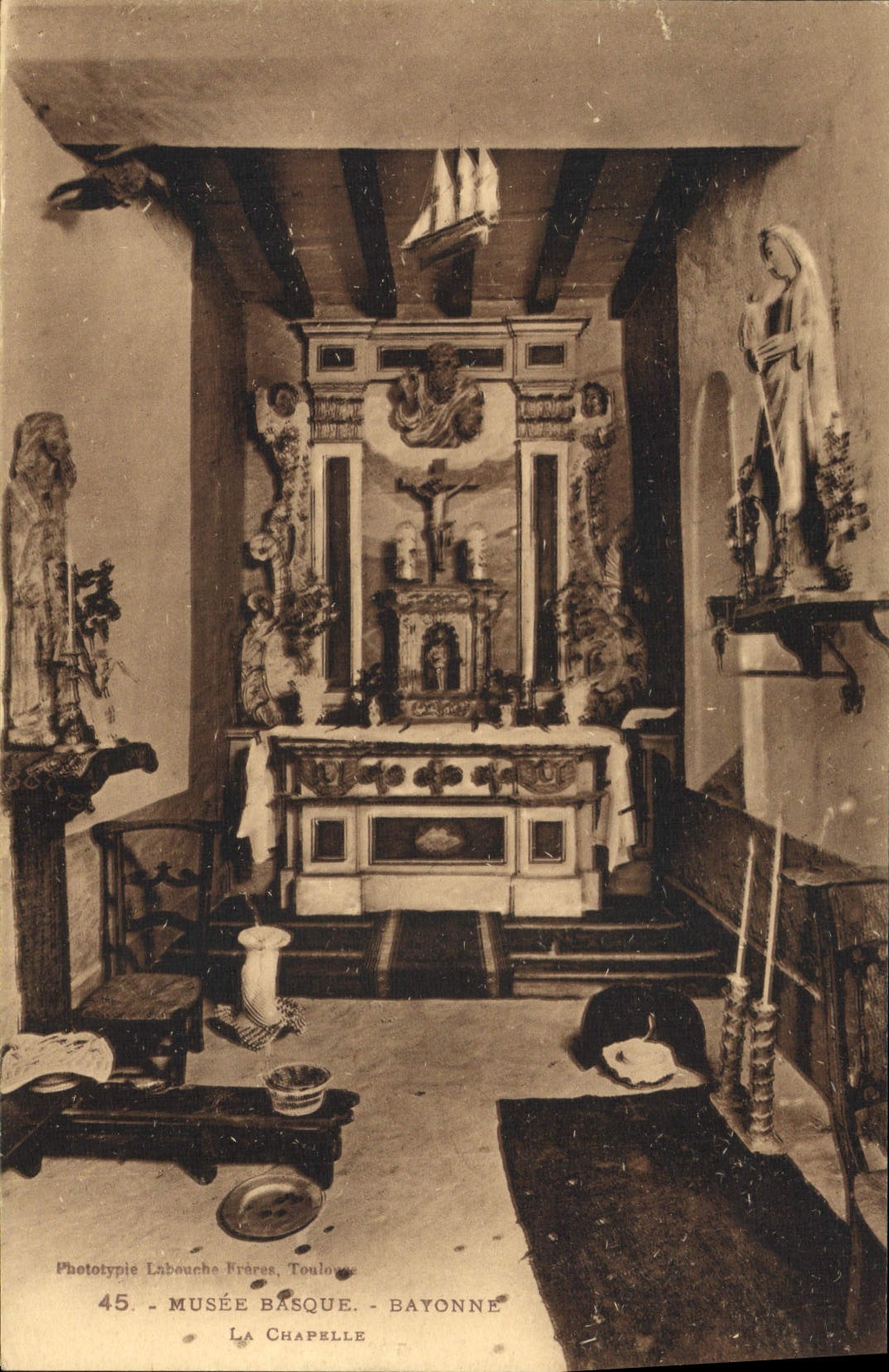 CPA Folklore Musee basque Bayonne La chapelle