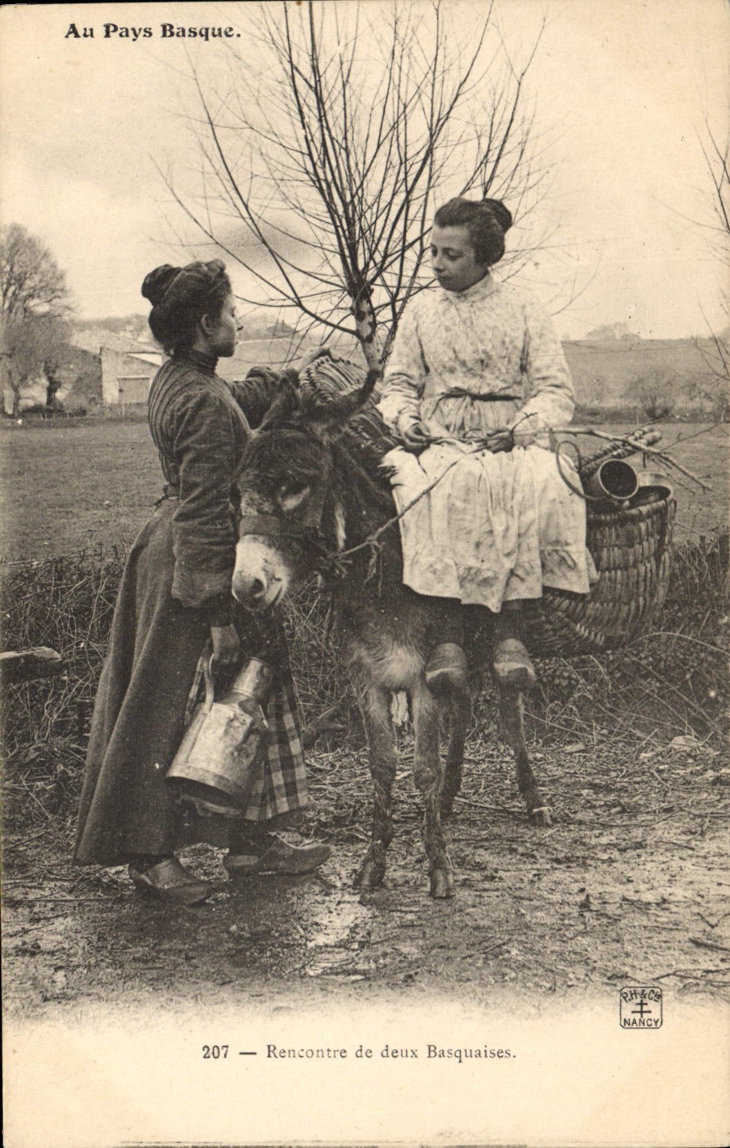 CPA Folklore Au pays basque Rencontre de deux Basquaises Ane mule 