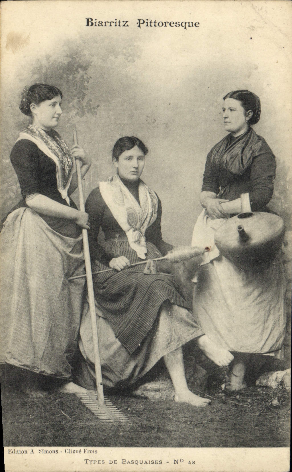 CPA Folklore Biarritz Types de Basquaises 