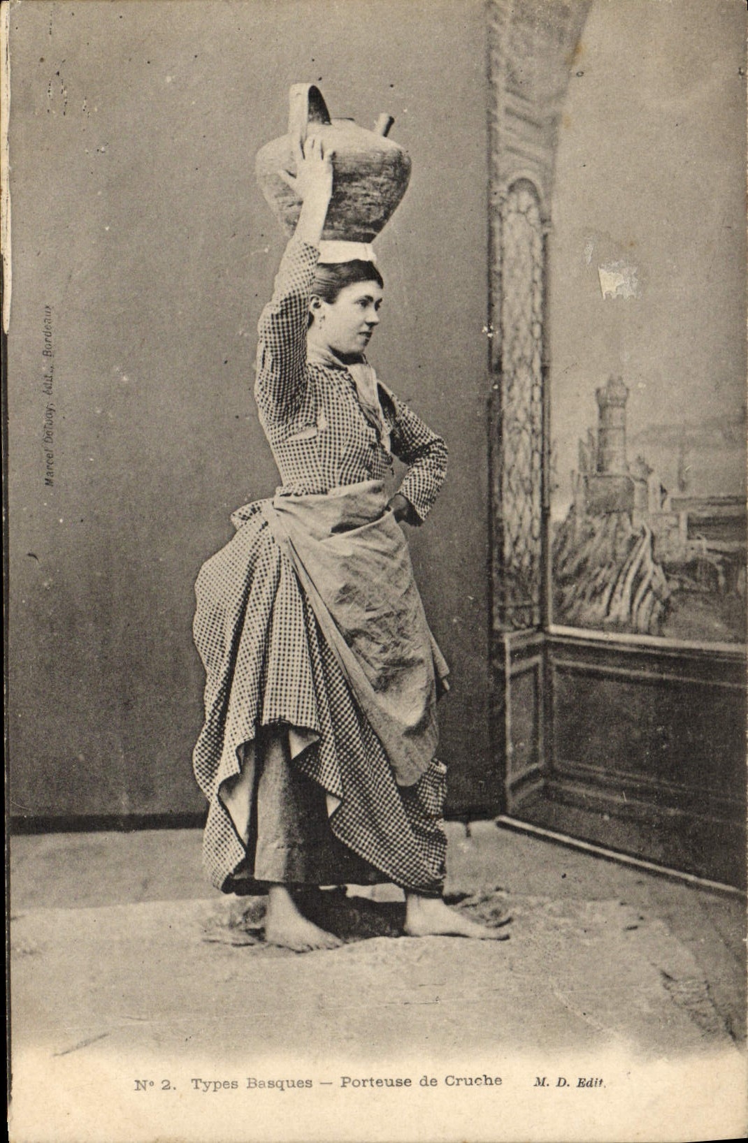 CPA Folklore Types basques Porteuse de cruche 