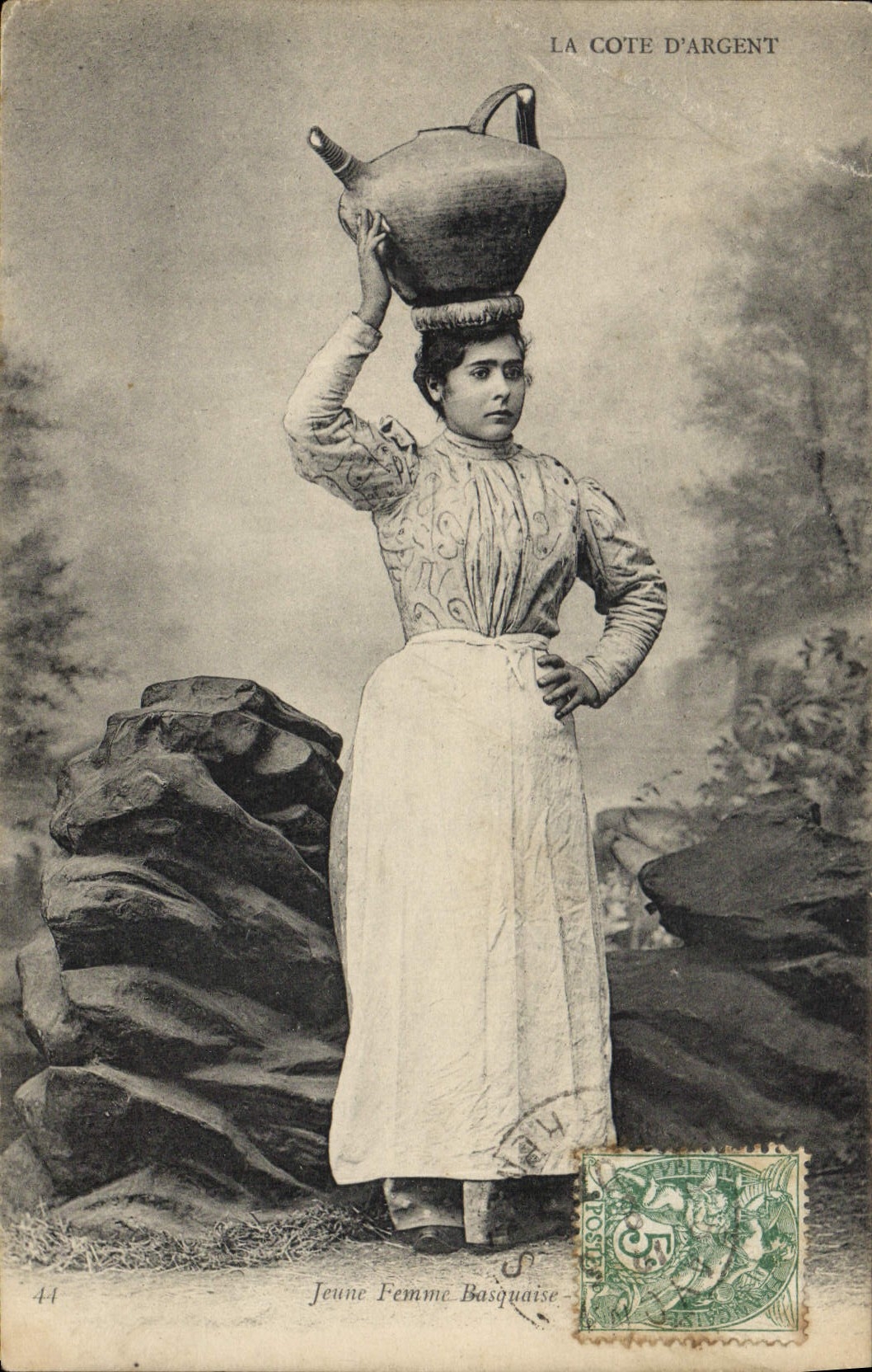 CPA Folklore Cote d'Argent Jeune femme basquaise 