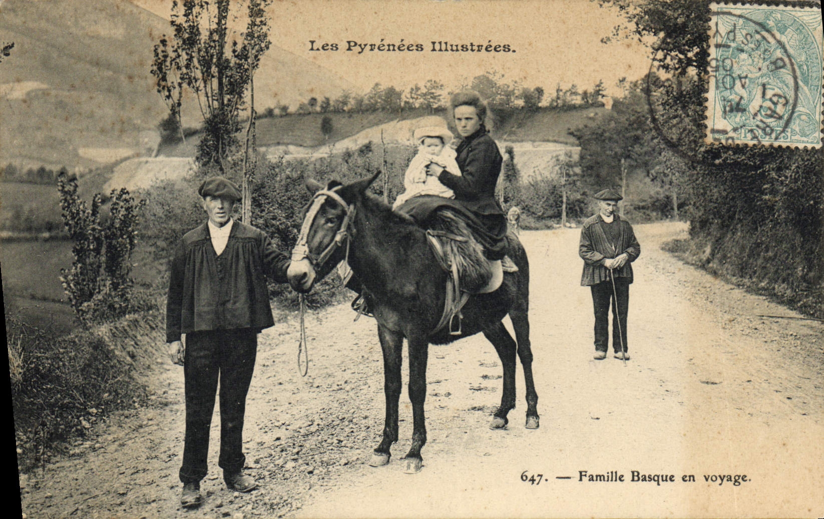 CPA Folklore Pyrenees Famille basque en voyage 