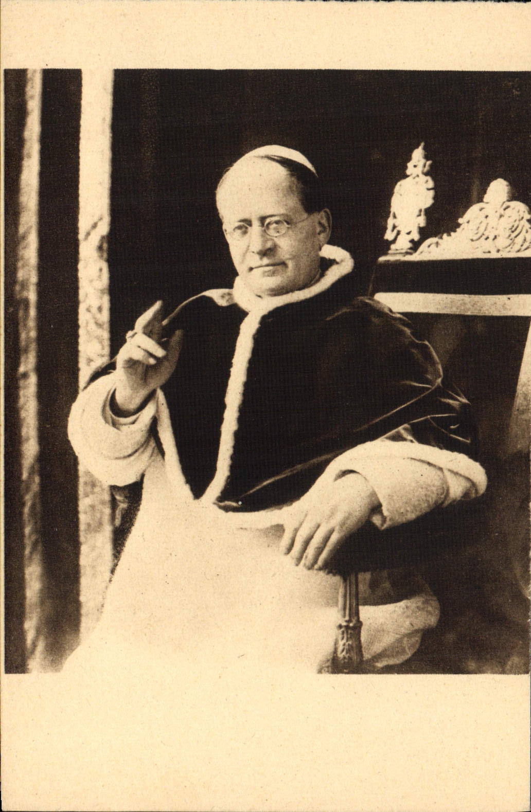 VINTAGE POSTCARD Pope His Black and white holiness XI