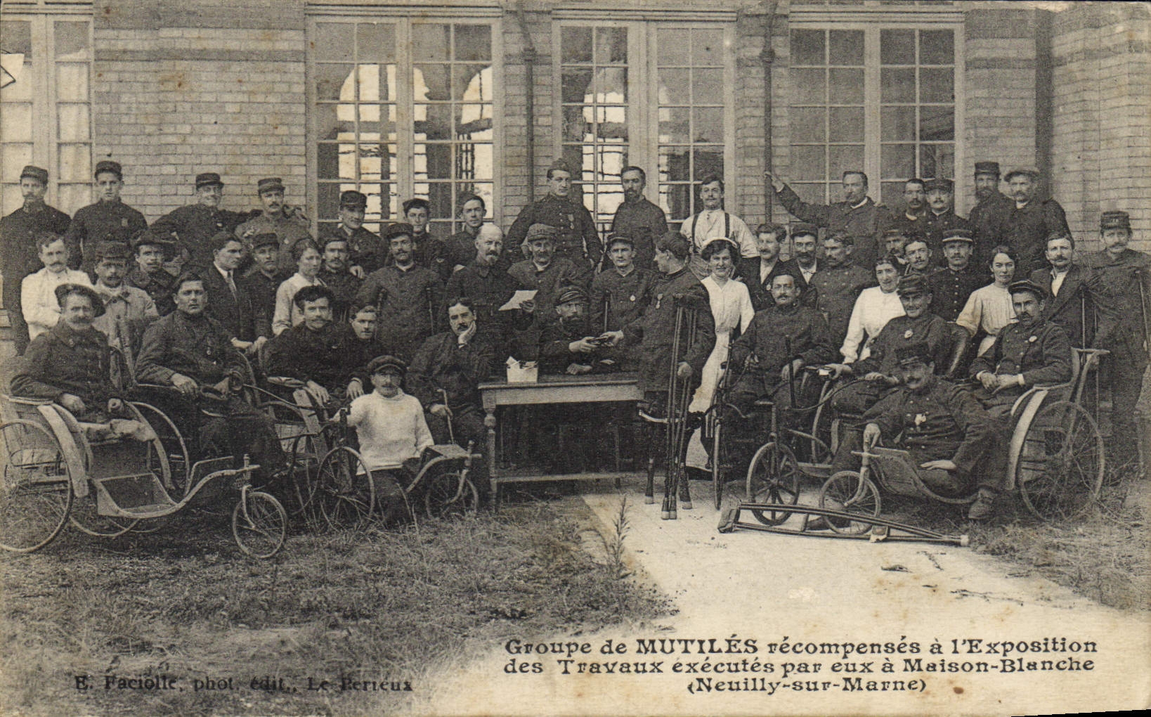 CPA Groupe de mutiles recompenses a l'exposition des Travaux executes par eux a Maison Blanche Neuilly sur Marne 