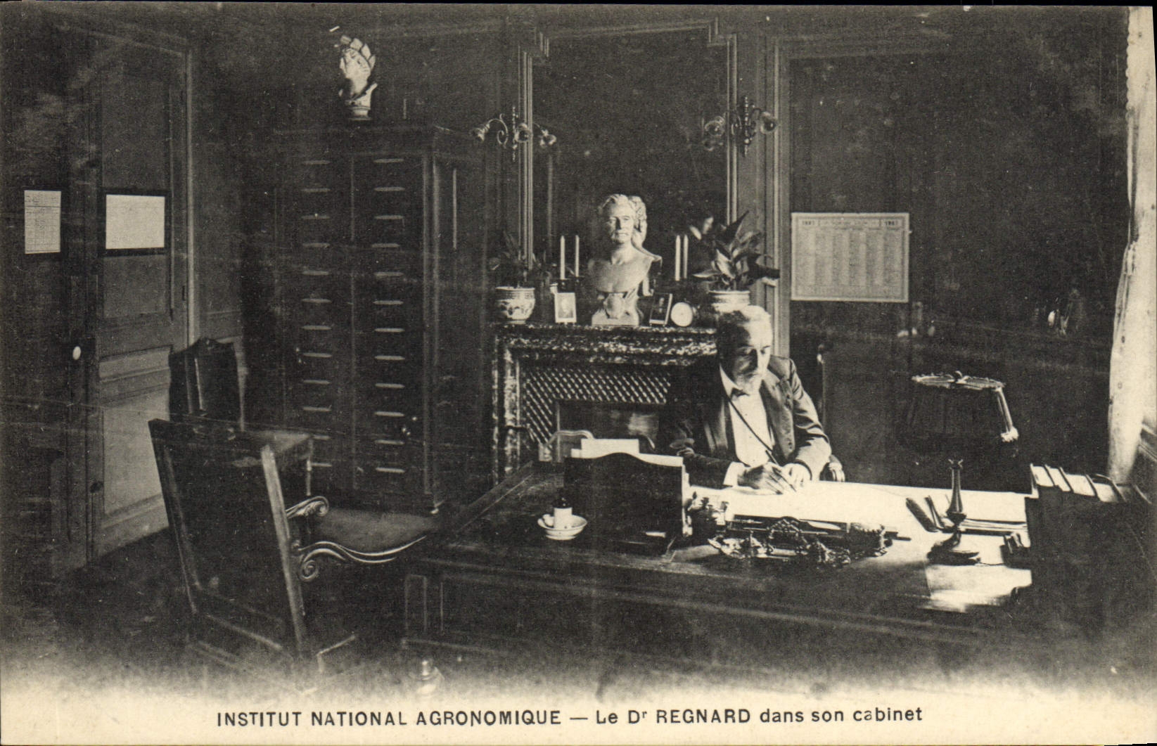CPA Institut National Agronomique Le Dr Regnard dans son cabinet 