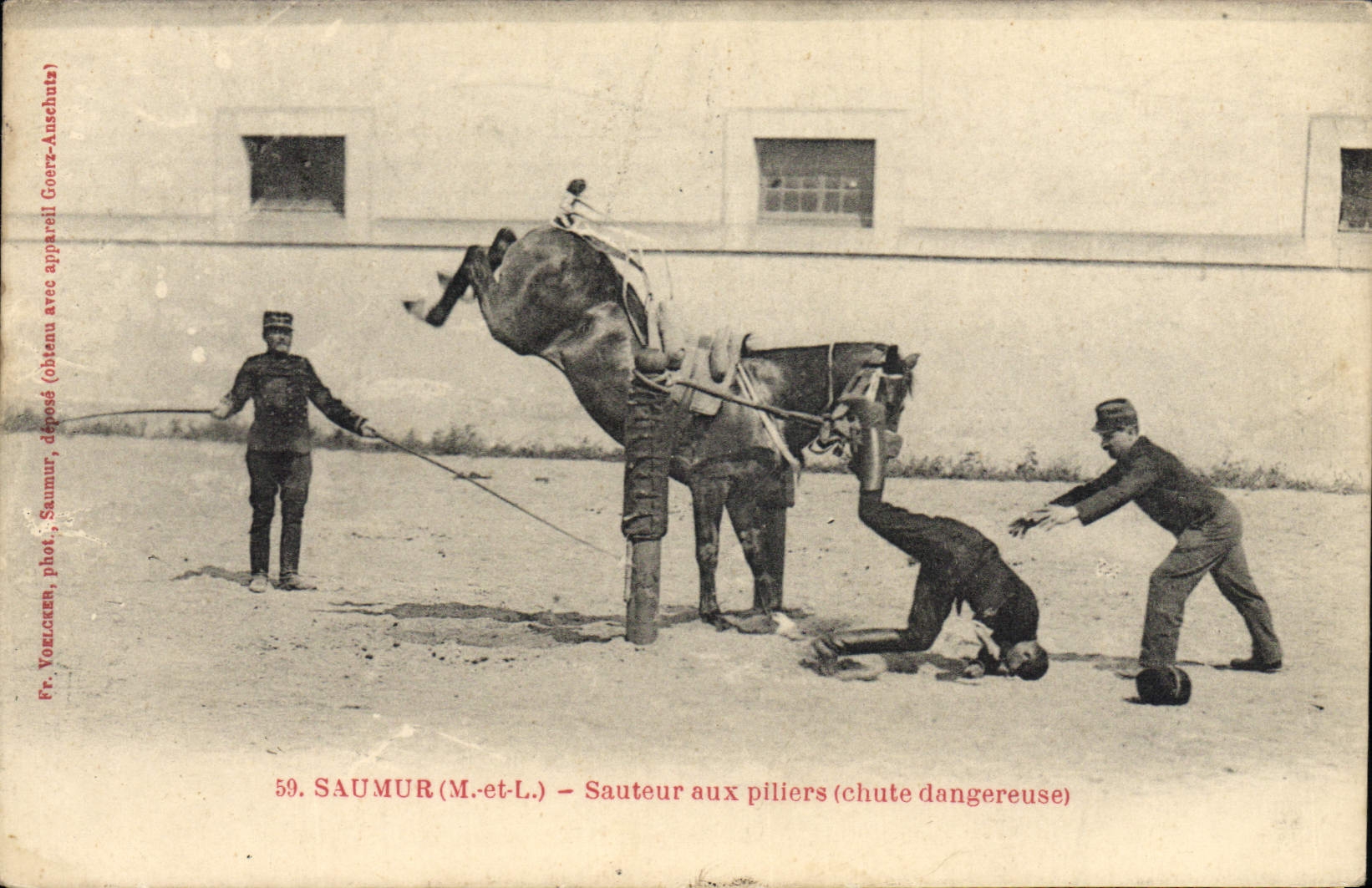 CPA Cheval Hippisme Saumur Sauteur aux piliers (chute dangereuse)