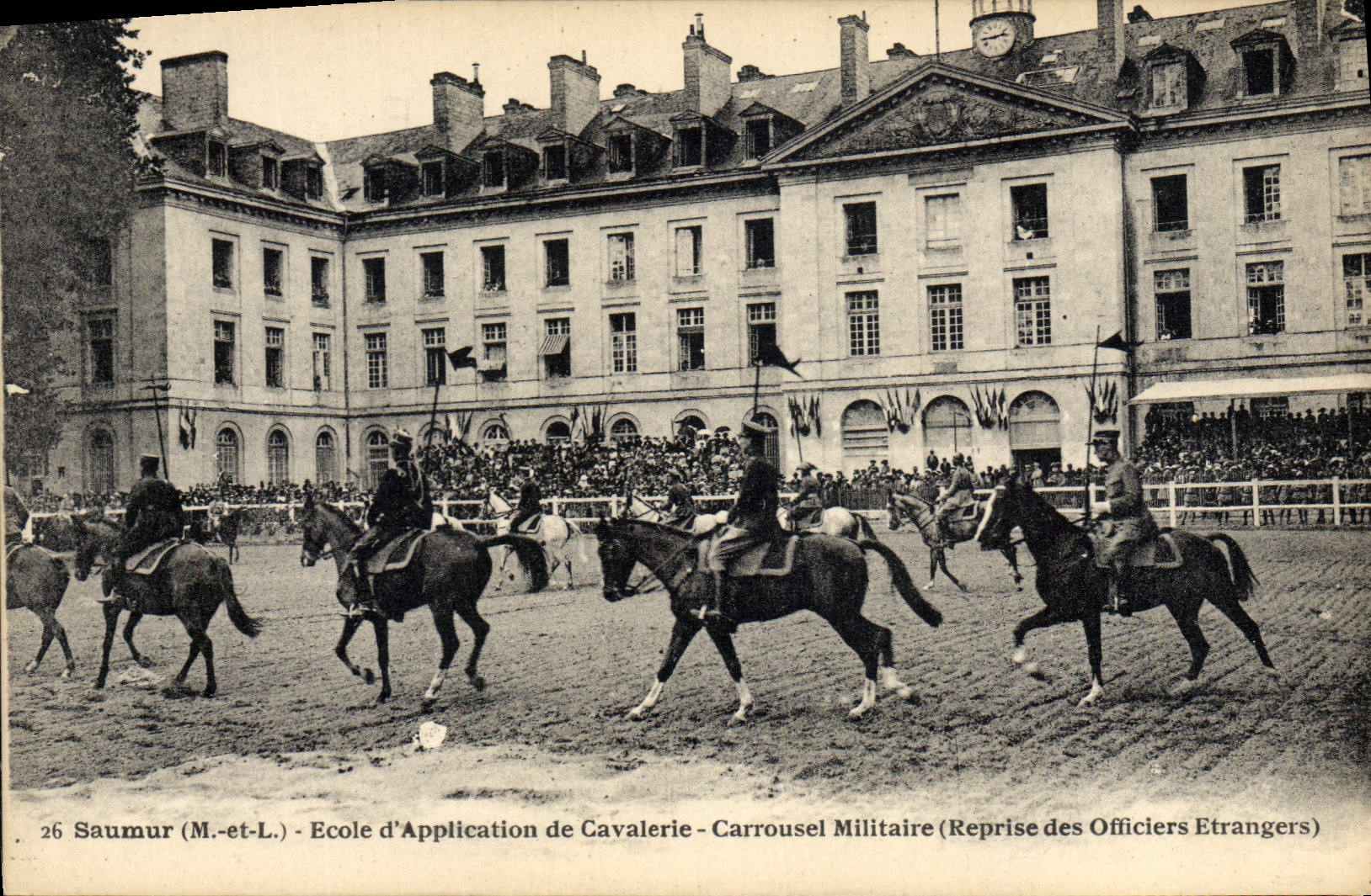 Escuela de Hippisme Saumur del caballo de la POSTAL de la VENDIMIA del uso del carrusel militar de la caballería tomado otra vez de los oficiales extranjeros