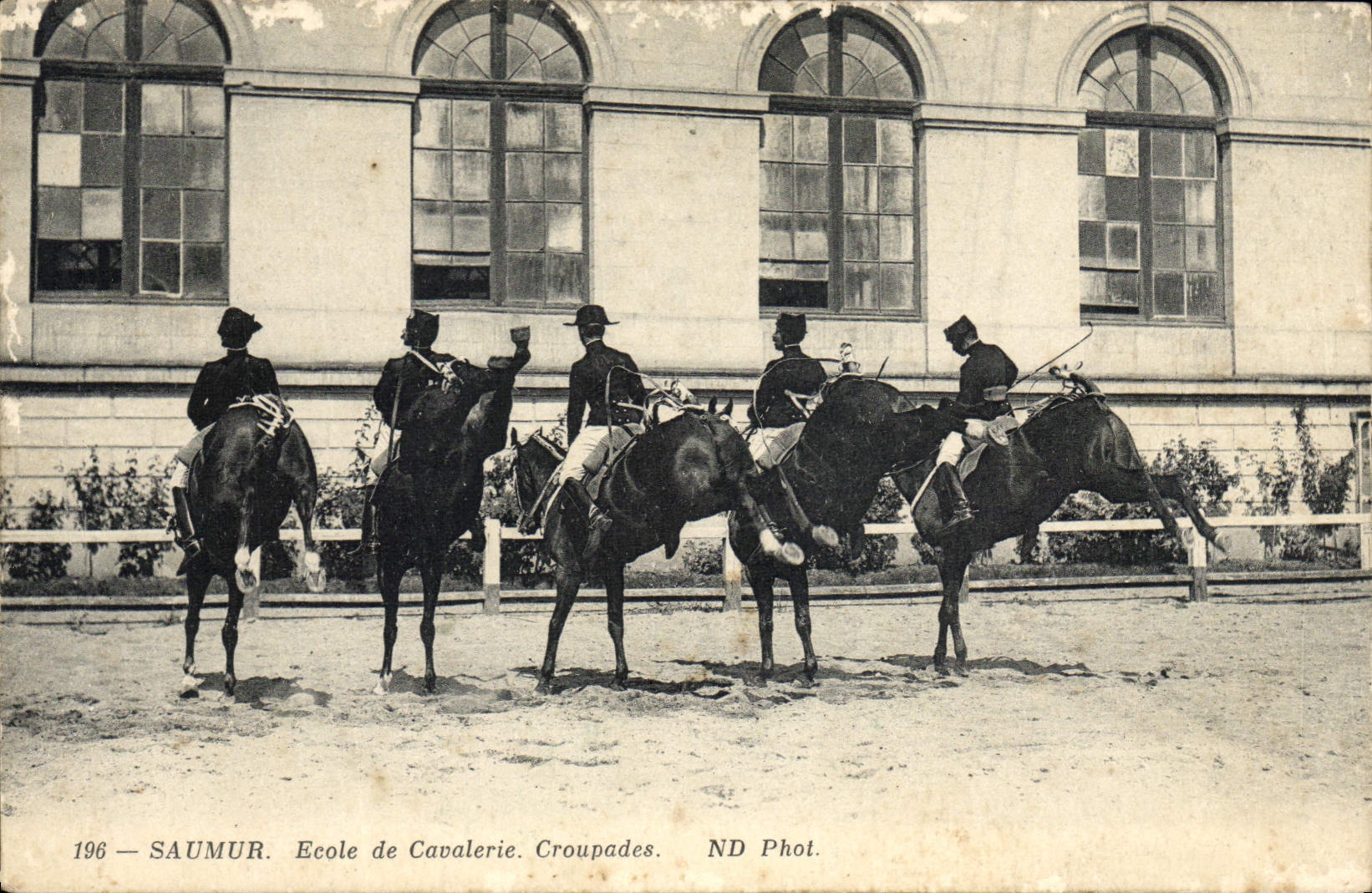 CPA Cheval Hippisme Saumur Ecole de cavalerie Croupades