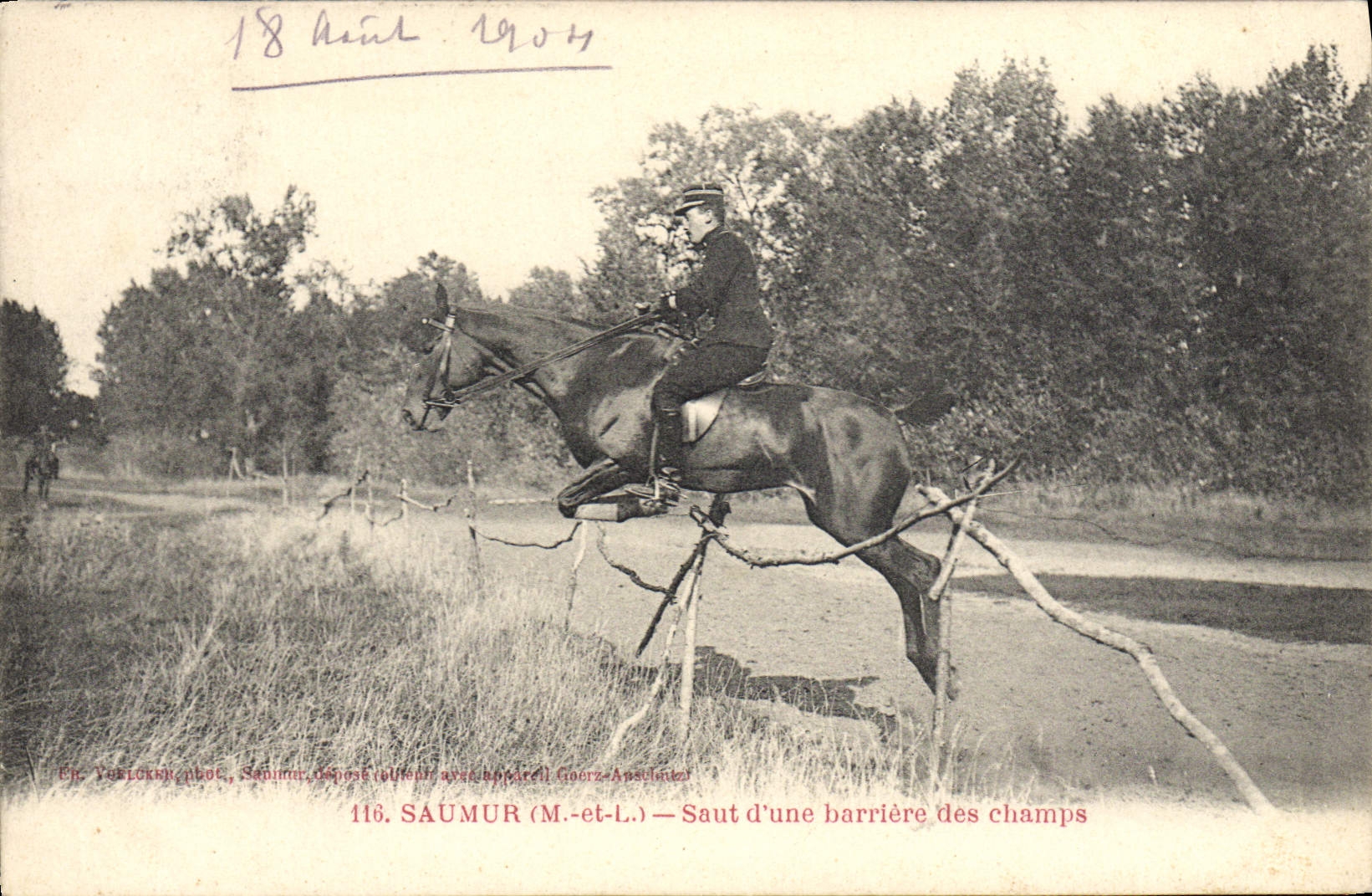 CPA Cheval Hippisme Saumur Saut d'une barriere des champs