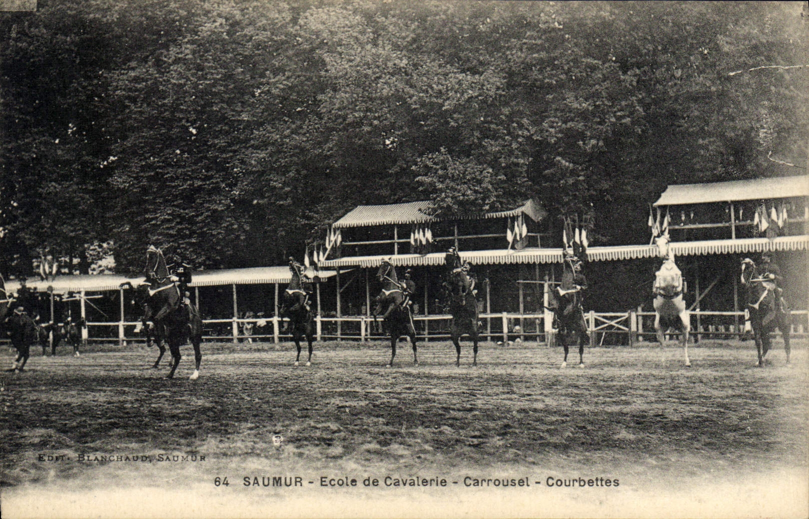 CPA Cheval Hippisme Saumur Ecole de cavalerie Carrousel Courbettes