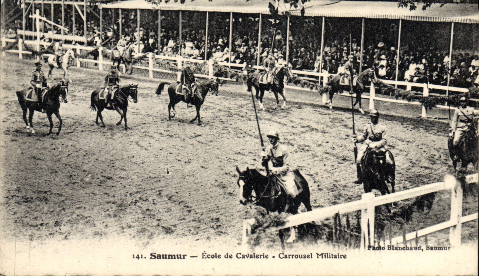 CPA Cheval Hippisme Saumur Ecole de cavalerie Carrousel militaire 