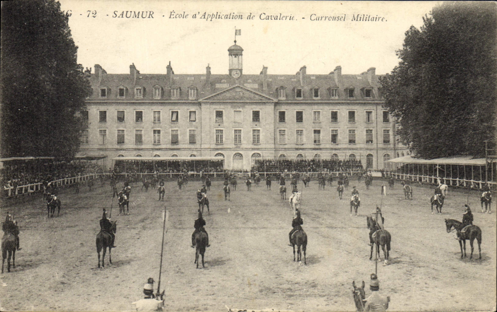 CPA Cheval Hippisme Saumur Ecole d'application de cavalerie Carrousel militaire