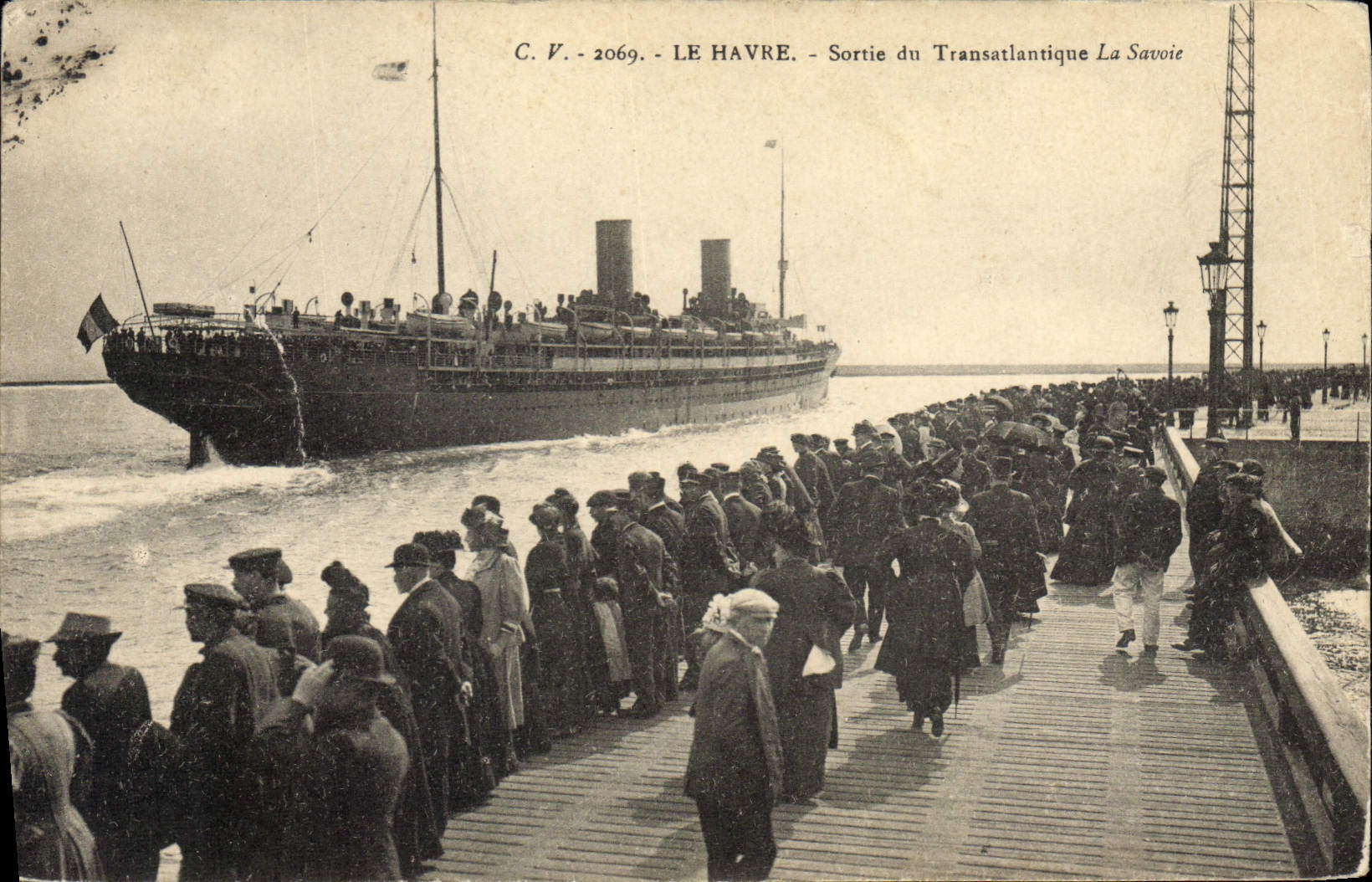 CPA Bateau Paquebot Le Havre Sortie du transatlantique La Savoie