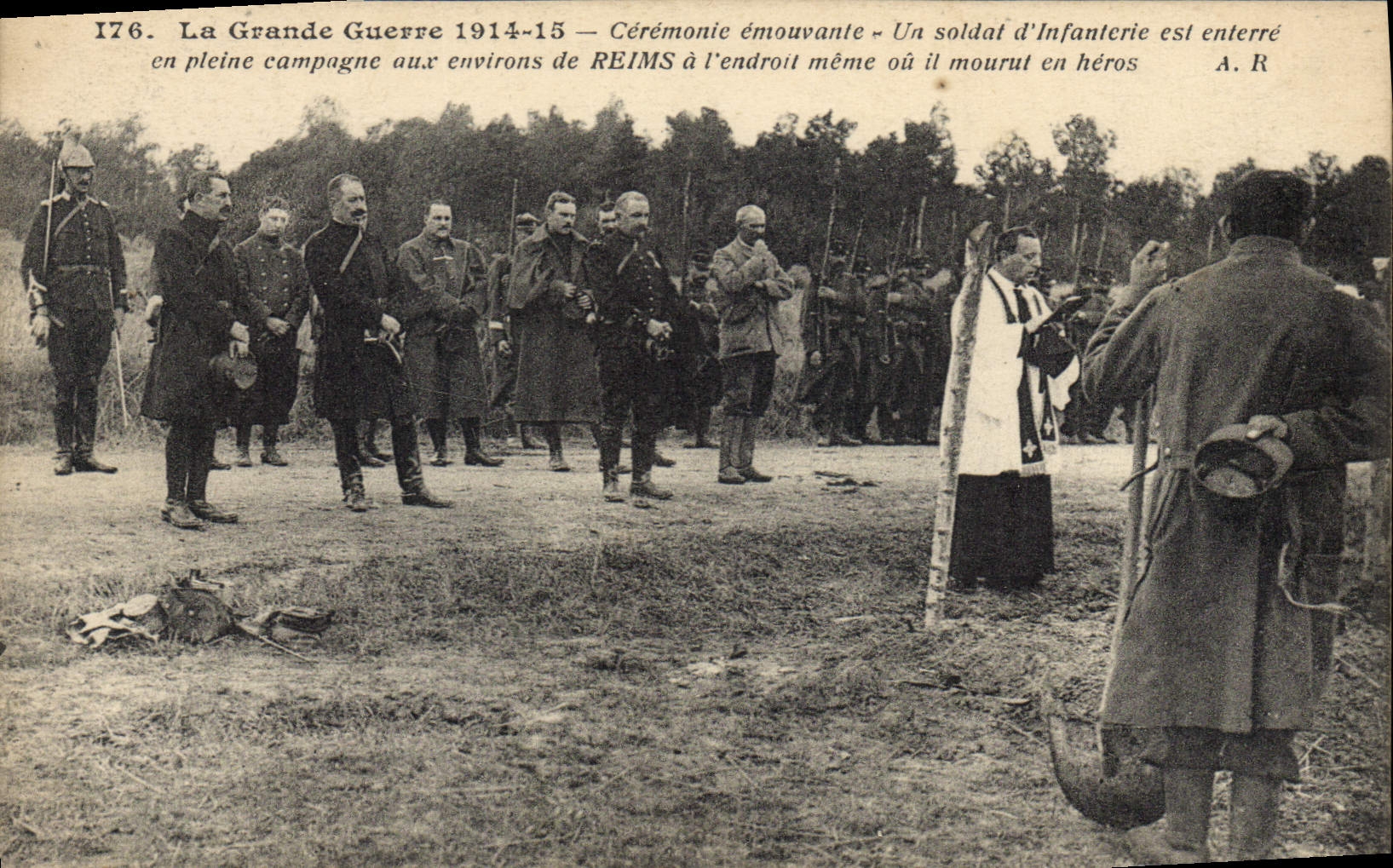 VINTAGE POSTCARD Militaria Ceremonie an infantryman east buries in full shift around Rheims