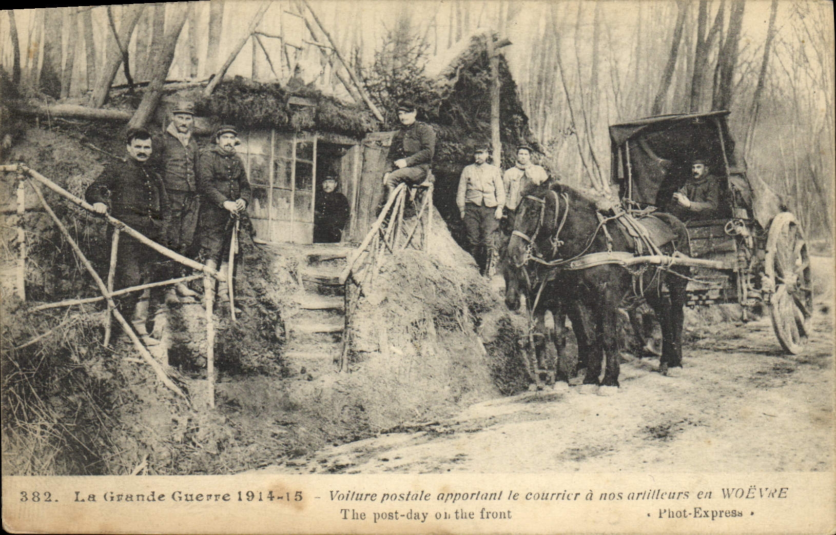 CPA Militaria Voiture postale apportant le courrier a nos artilleurs en Woevre 