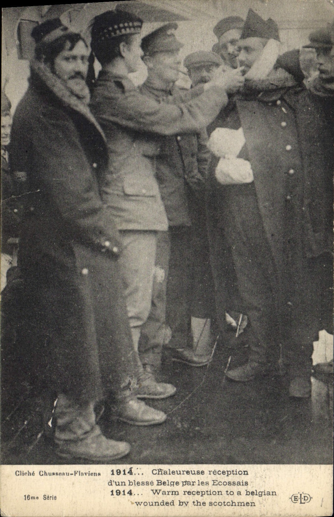 CPA Militaria Chaleureuse reception d'un blesse Belge par un Ecossais 