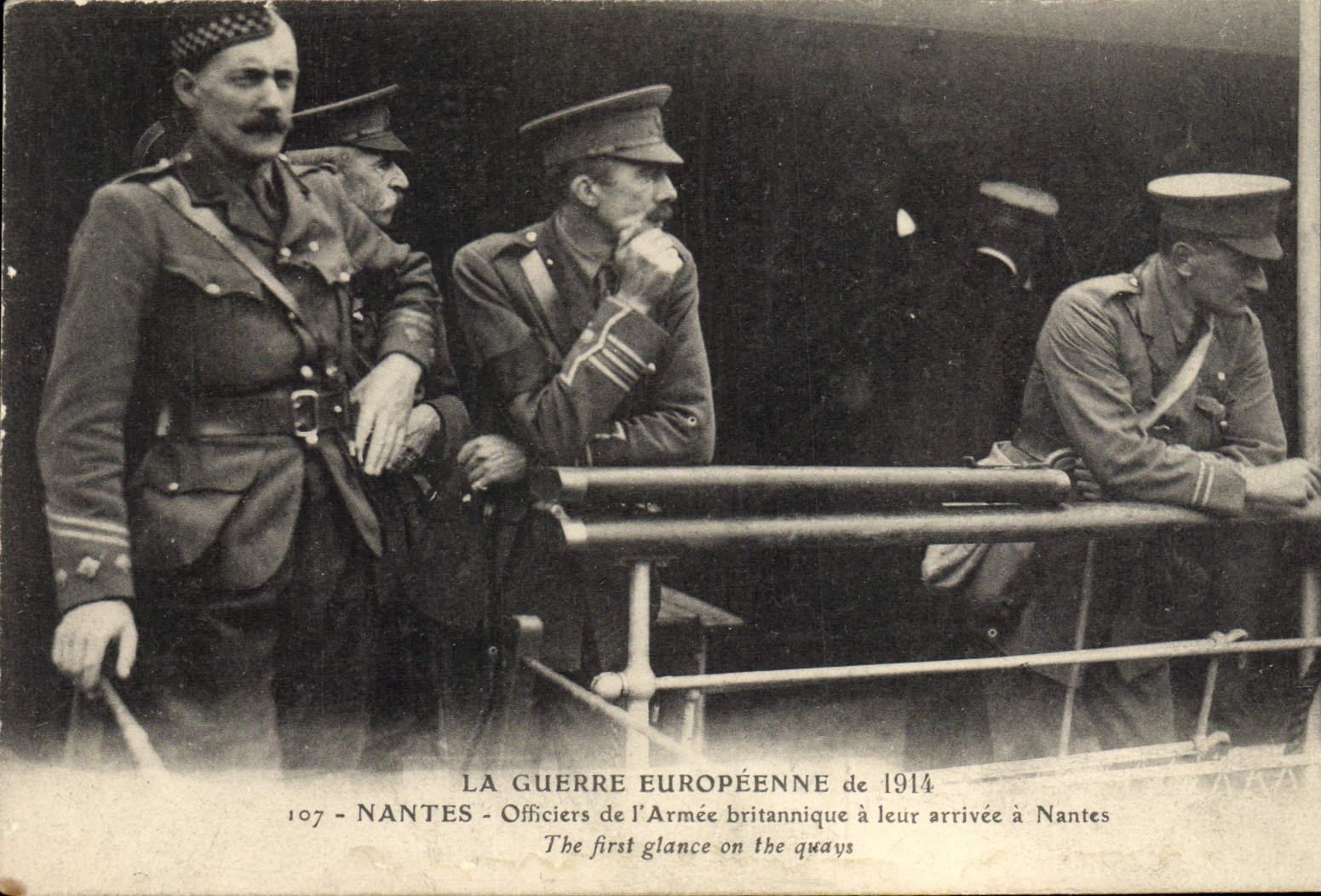 VINTAGE POSTCARD Militaria Nantes Offciers of the British army has their arrival has Nantes