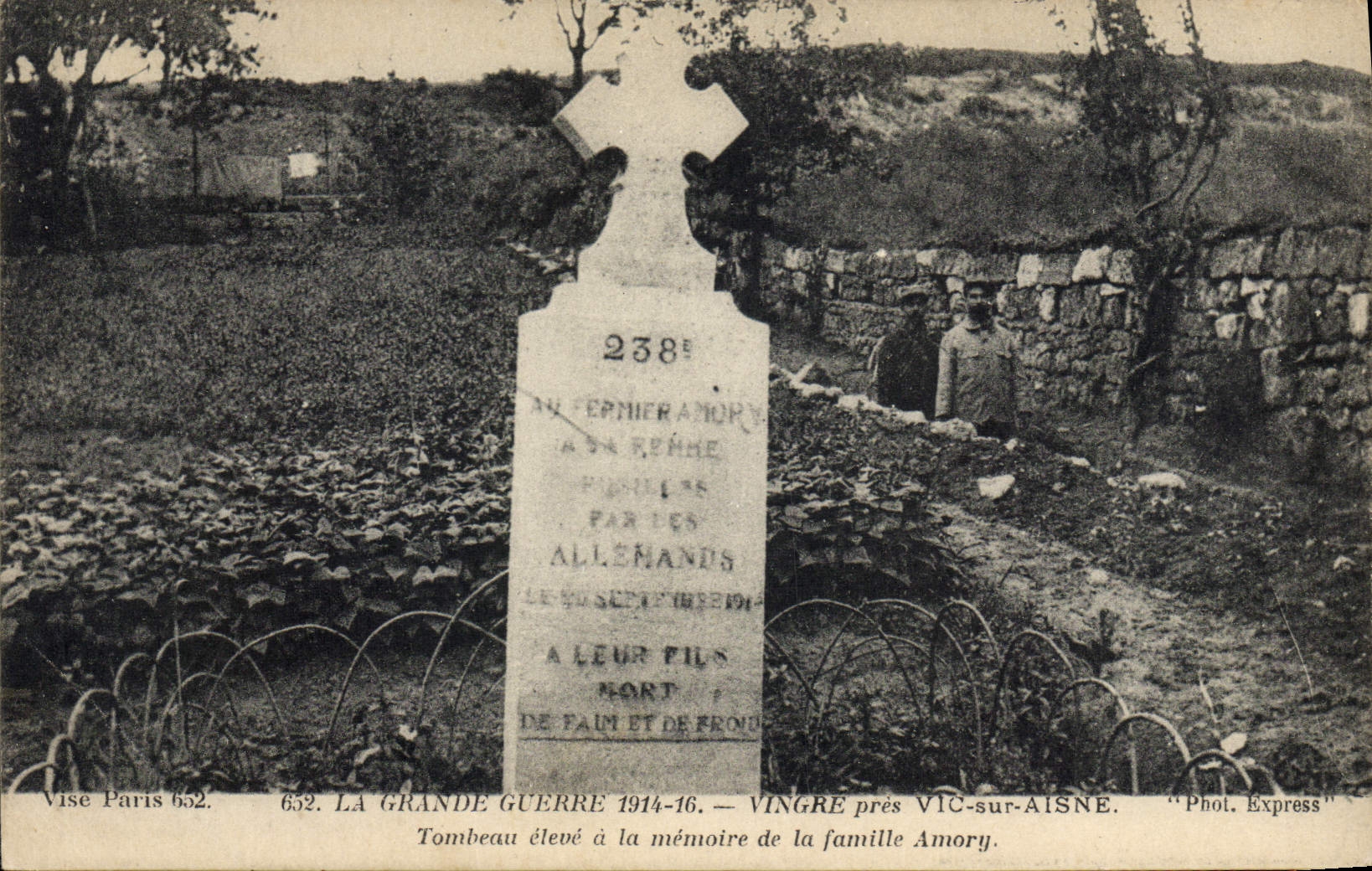 CPA Militaria Vingre pres Vic sur Aisne Tombeau eleve a la memoire de la famille Amory 
