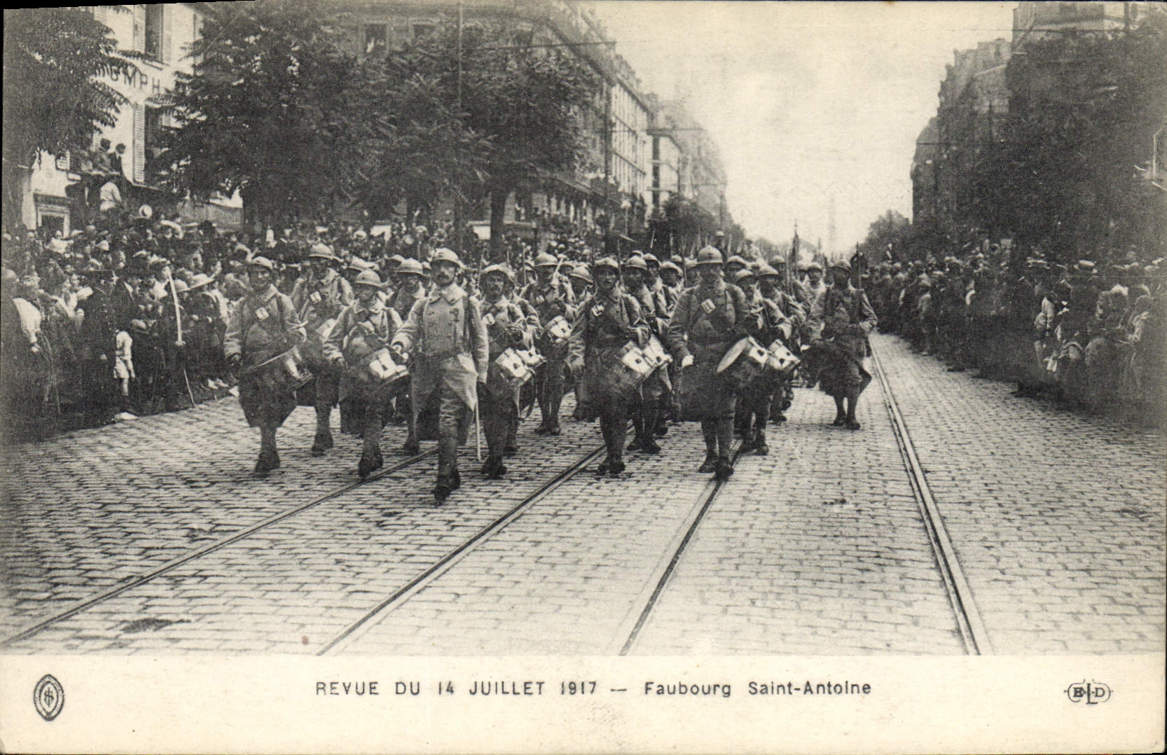 CPA Militaria Revue du 14 juillet 1917 Faubourg Saint Antoine