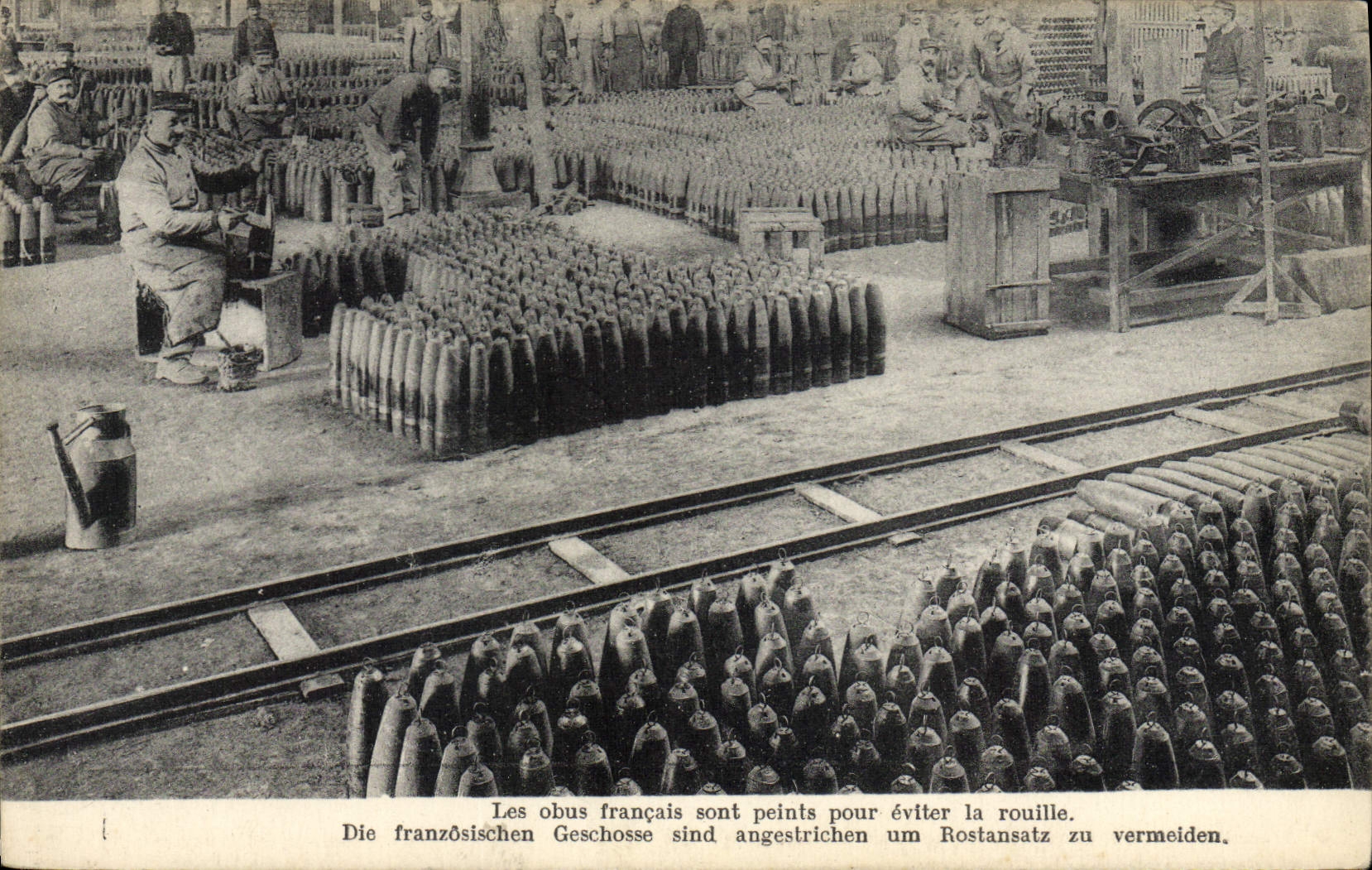 CPA Militaria Les obus francais sont peints pour eviter la rouille