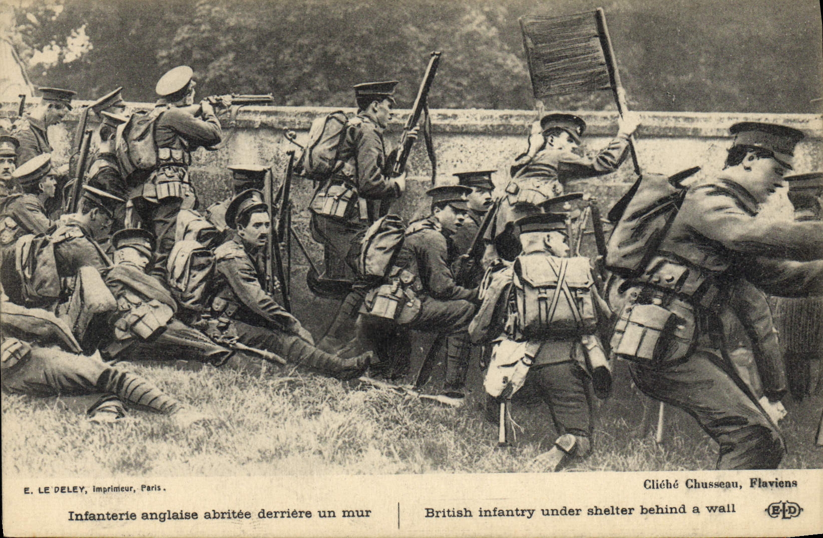 VINTAGE POSTCARD Militaria English Infantry abritee behind the wall