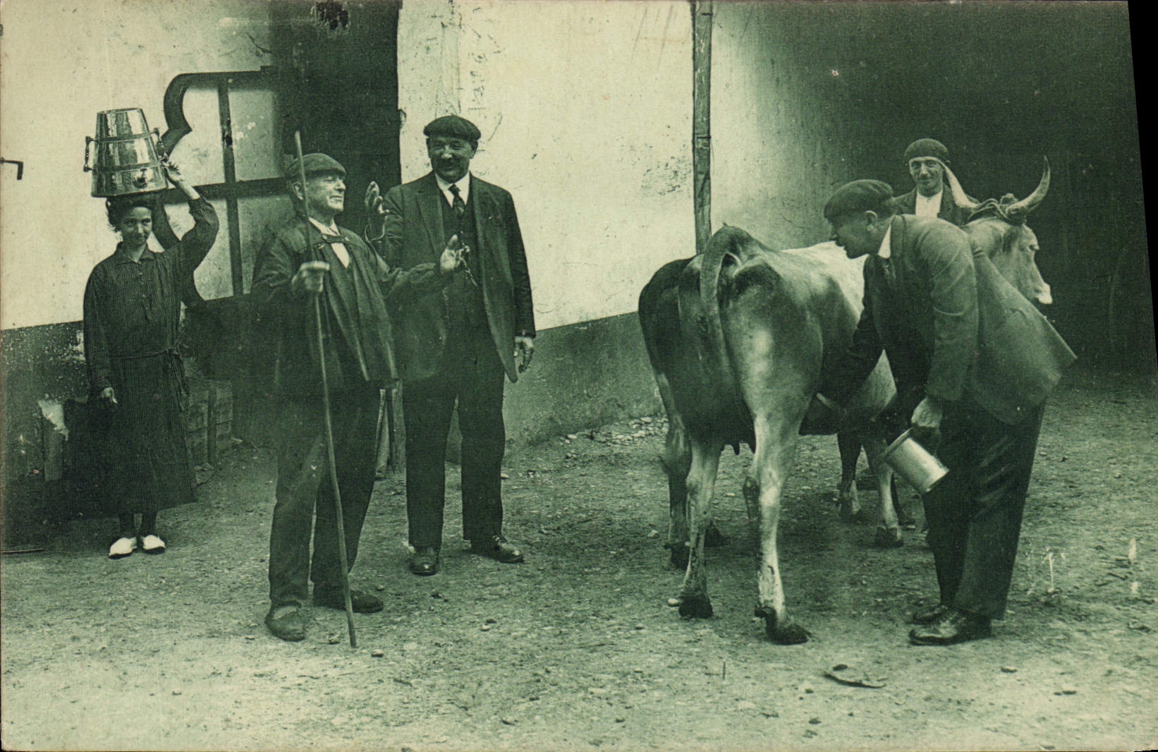 CPA Folklore Pays basque Scene d'achat d'une vache