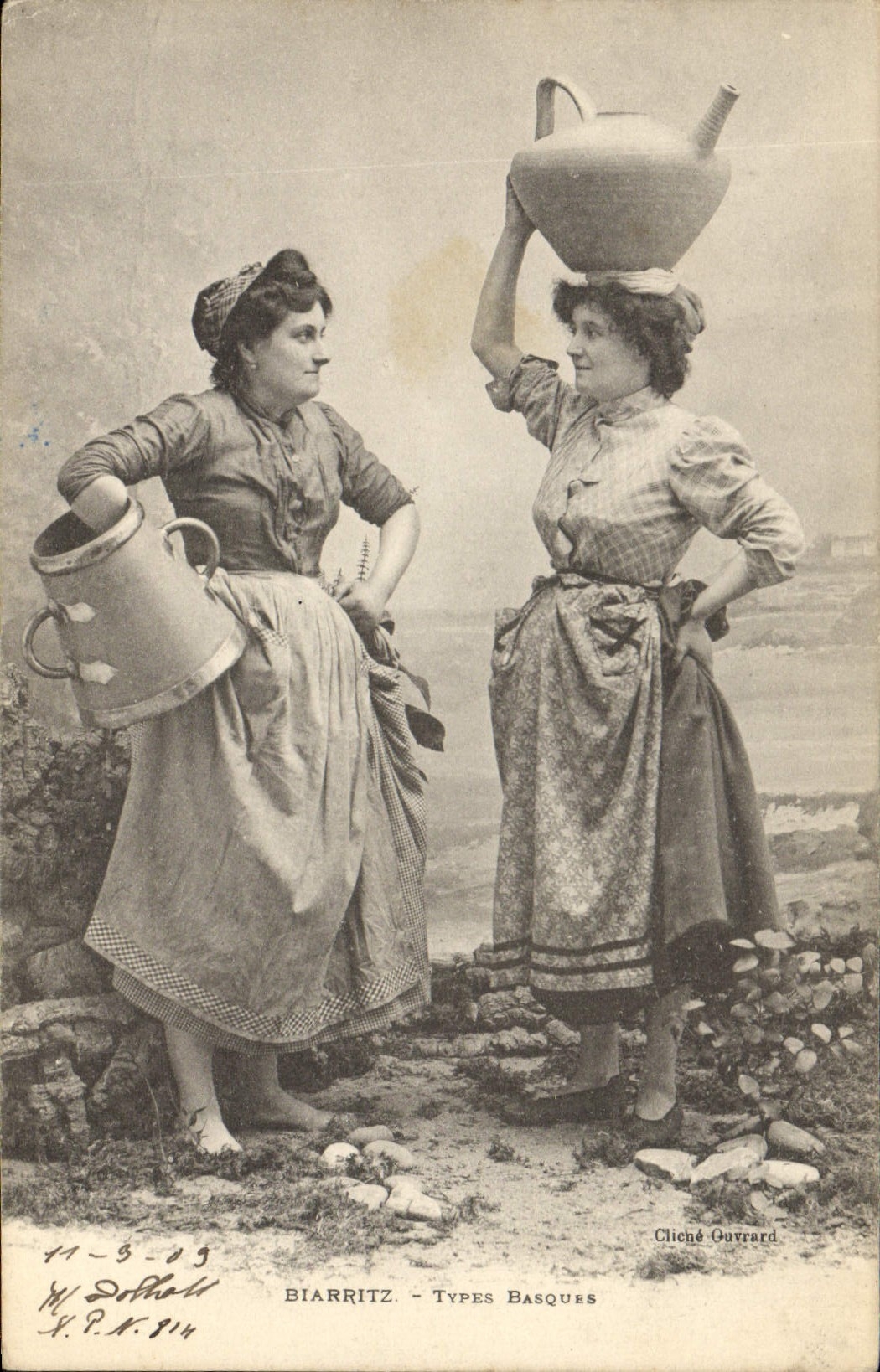 CPA Folklore Biarritz Types Basques Femmes