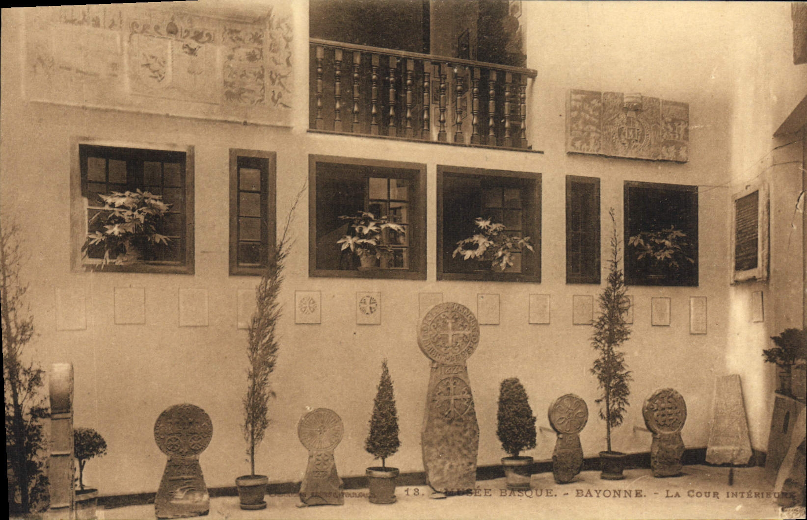 Museo interior del vasco de la corte del folklore de Bayonne de la POSTAL de la VENDIMIA