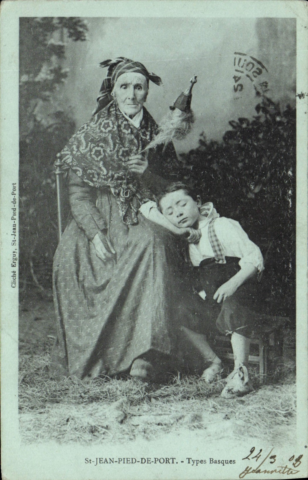 CPA Folklore St Jean Pied de Port Types basques 