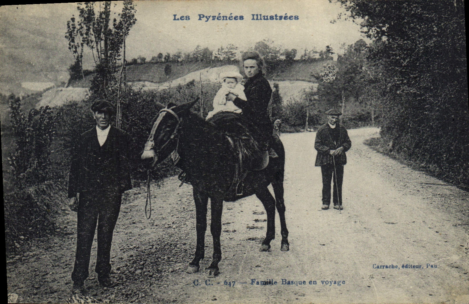 CPA Folklore Pyrenees Famille basque en voyage Cheval