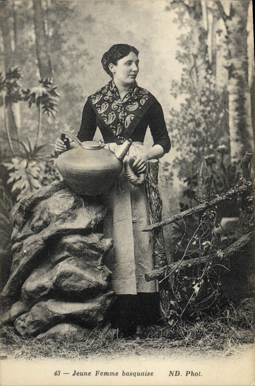 CPA Folklore Jeune femme basquaise 