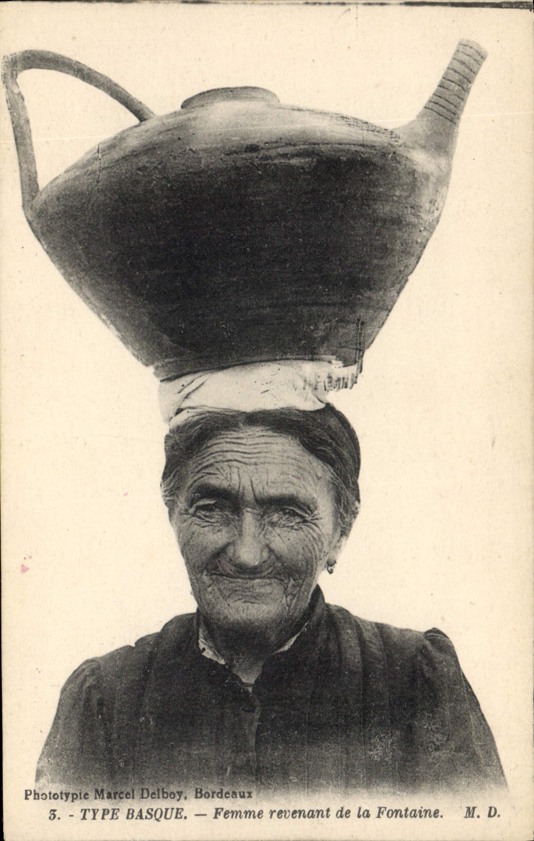 CPA Folklore Type basque Femme revenant de la fontaine