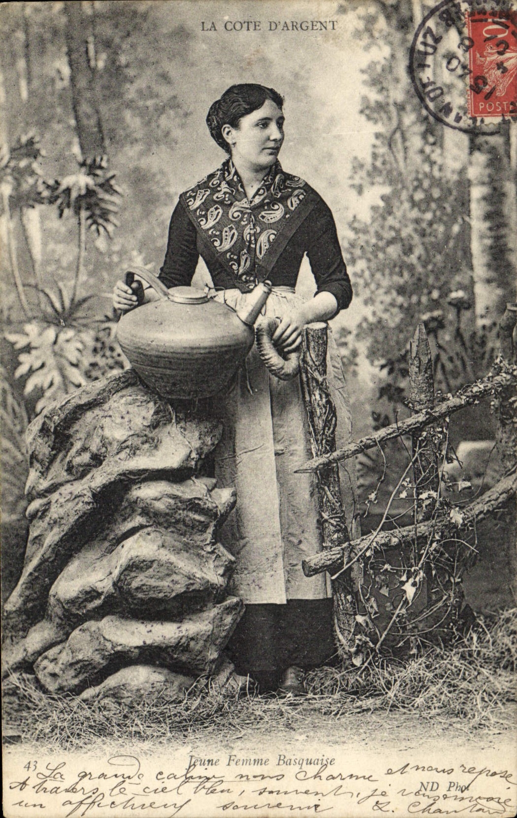 CPA Folklore Jeune femme basquaise 