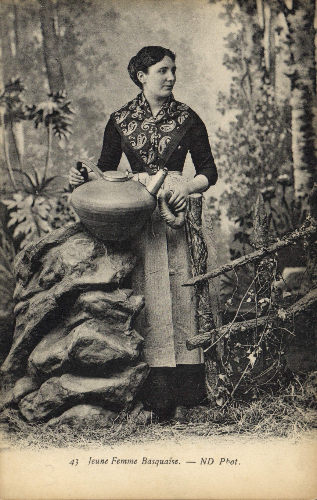 CPA Folklore Jeune femme basquaise 