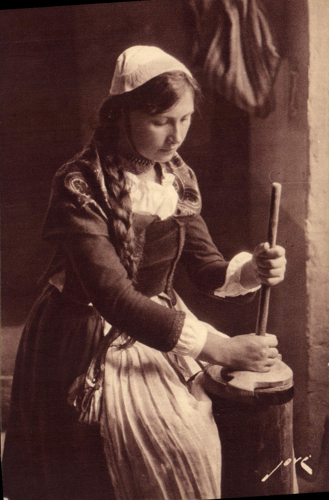 CPA Folklore Les travaux de la ferme Baratage du beurre 