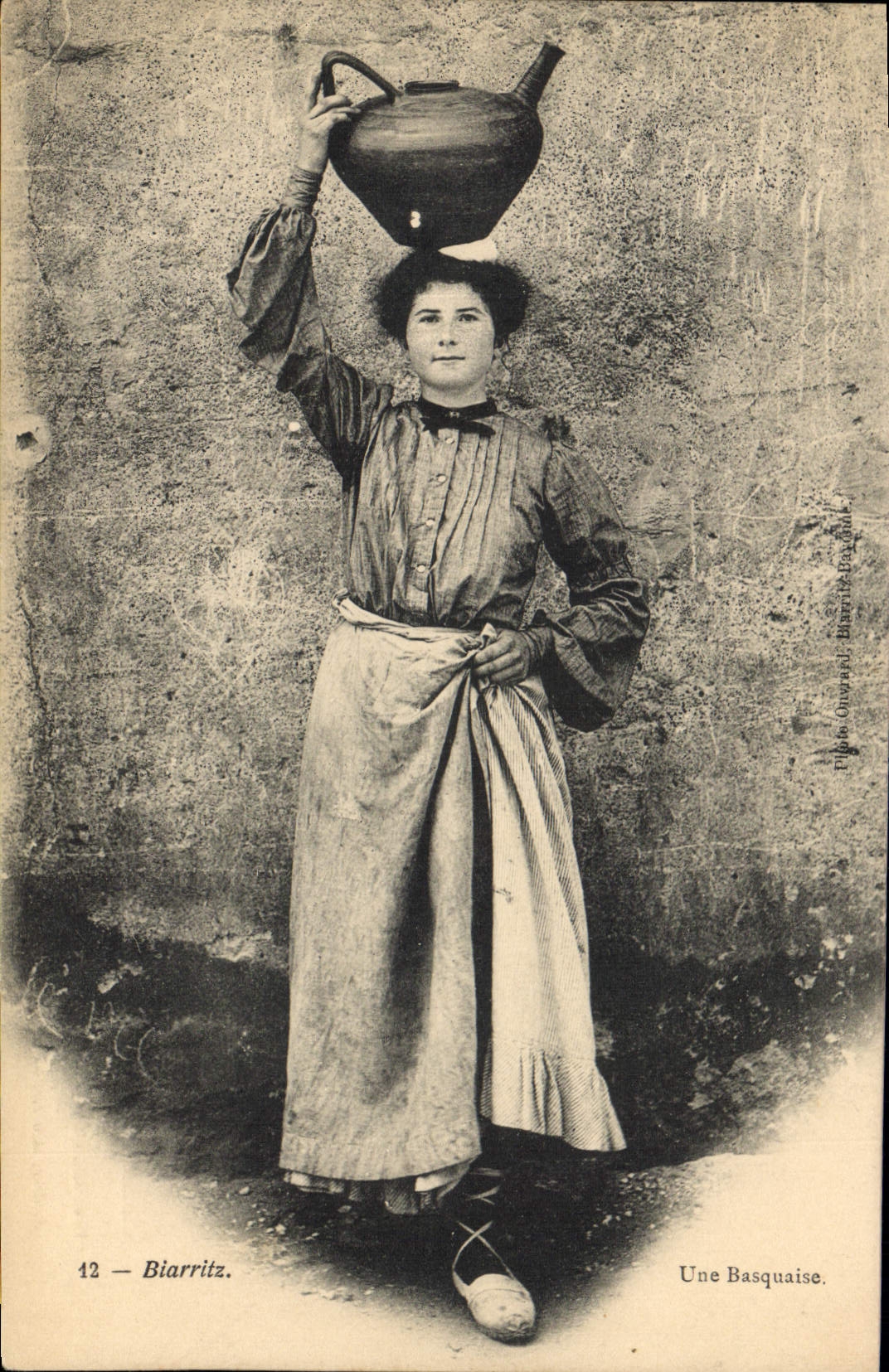 CPA Folklore Thermes salins de Biarritz Biarritz Une basquaise 