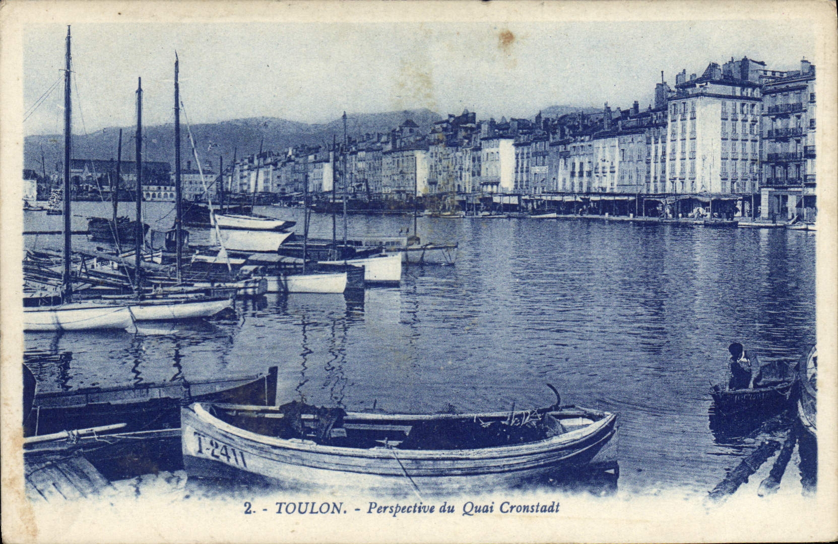 CPA Toulon Perspective du Quai Cronstadt Bateaux