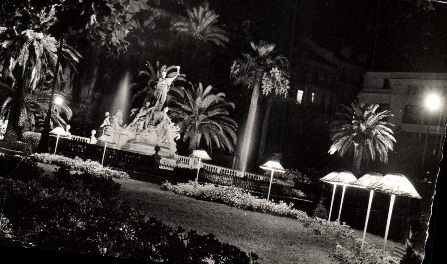 CPM Toulon La place de la Liberte la nuit et les jardins