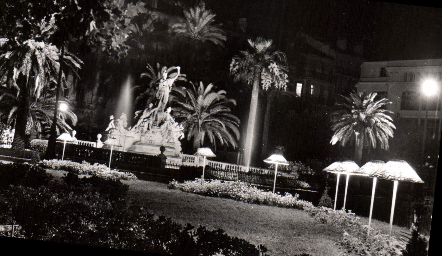 CPM Toulon La Place De La Liberte la nuit et les jardins