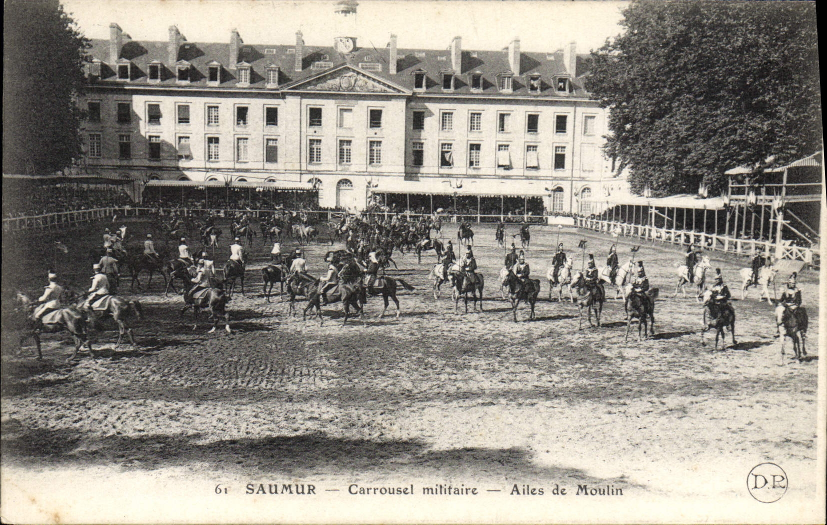 CPA Cheval Hippisme Saumur Carrousel militaire Ailes de moulin 