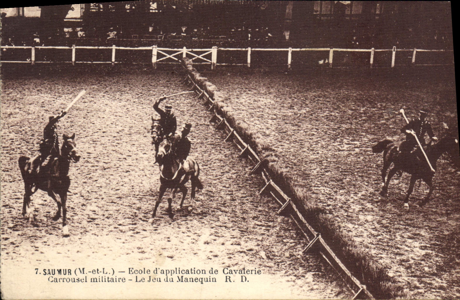 CPA Cheval Hippisme Saumur Ecole d'application de cavalerie Carrousel militaire Le jeu du manequin 