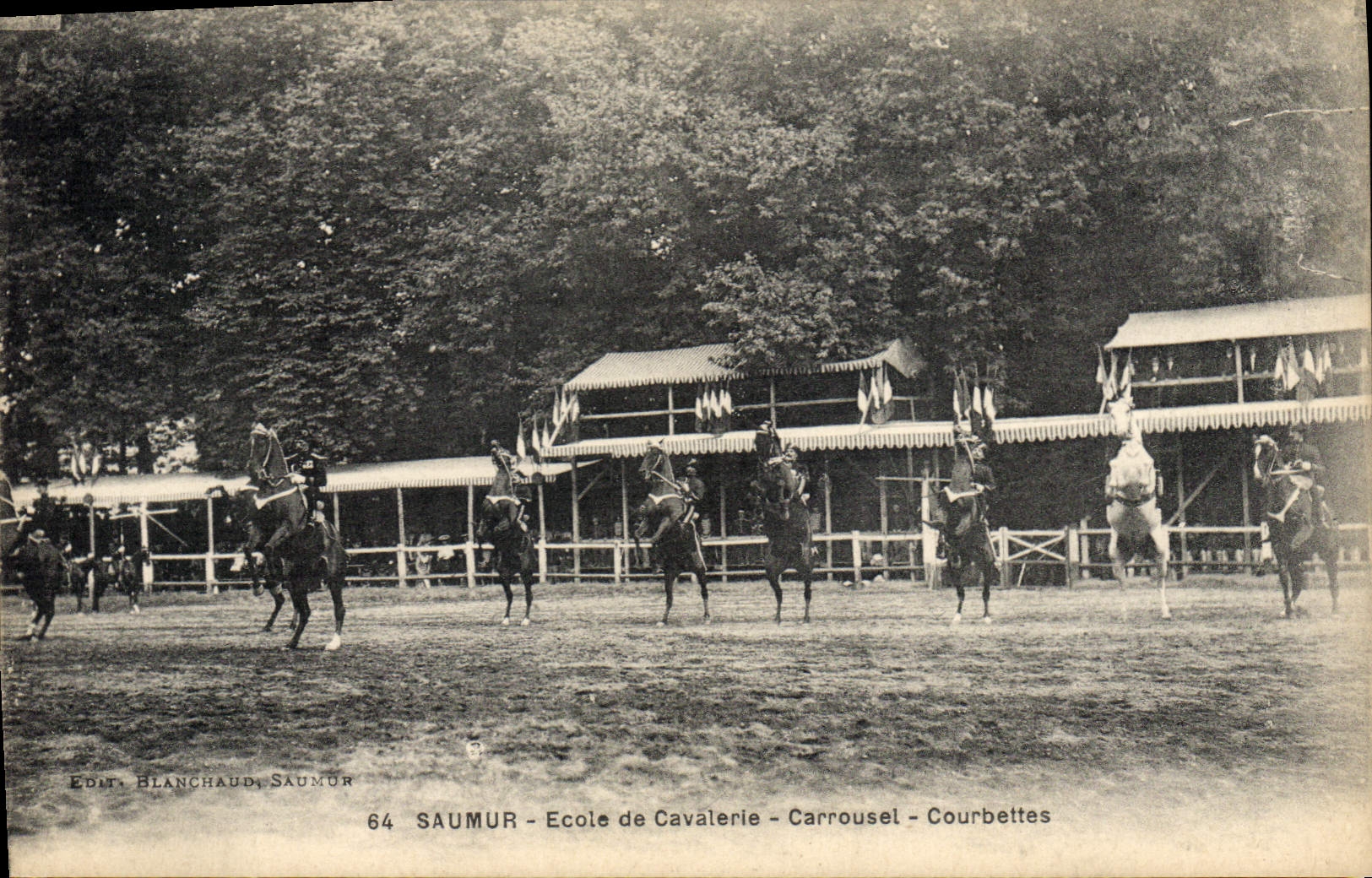 CPA Cheval Hippisme Saumur Ecole de cavalerie Carrousel Courbettes