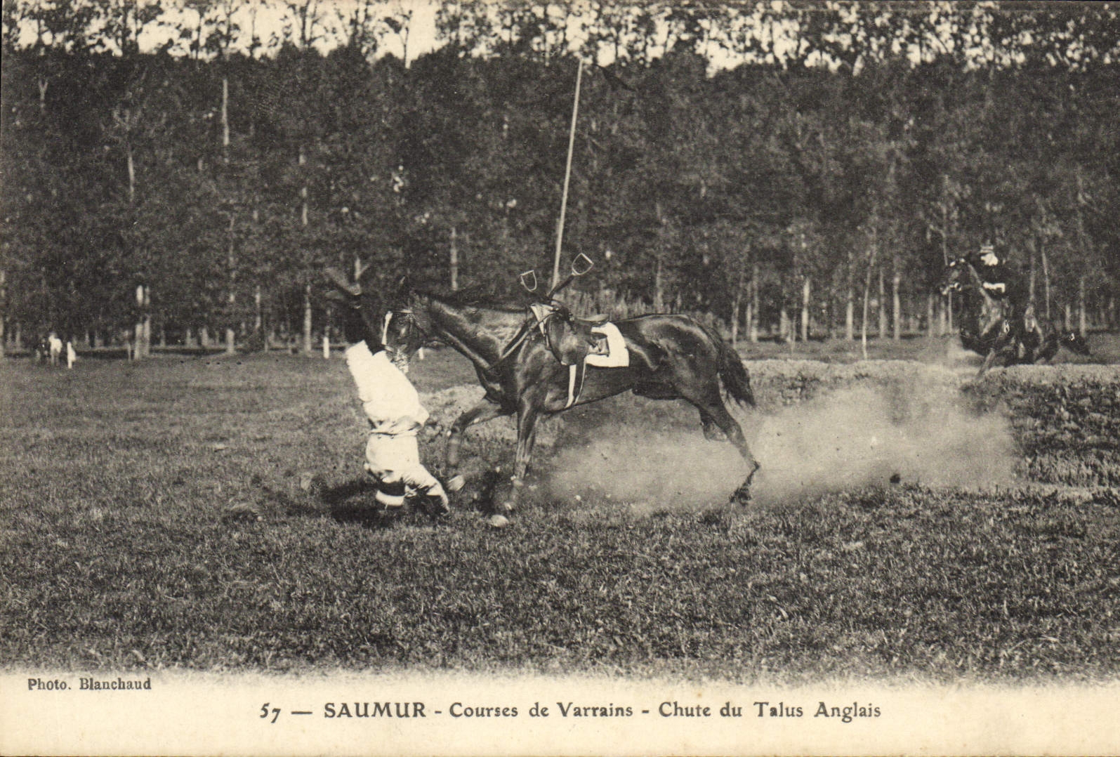 VINTAGE POSTCARD Cheval Hippisme Saumur Courses of Varrains Falls of the English slope
