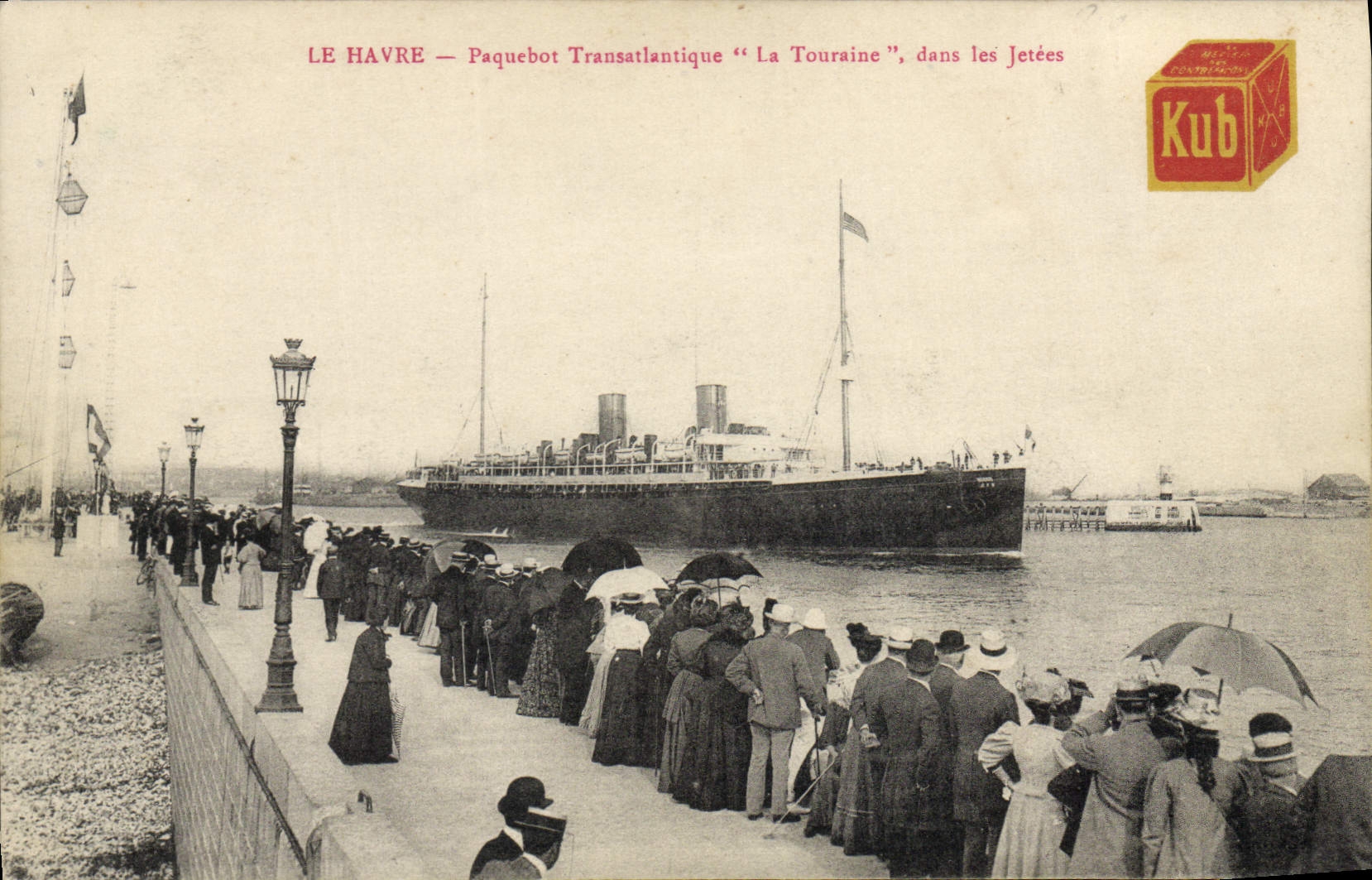 CPA Bateau Paquebot Transatlantique La Touraine dans les jetees Le Havre