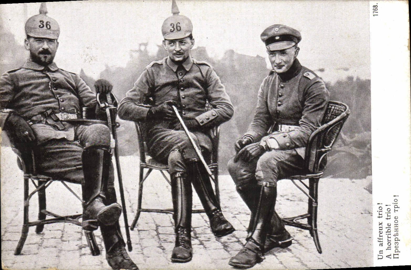 POSTAL Militaria de la VENDIMIA un trío terrible