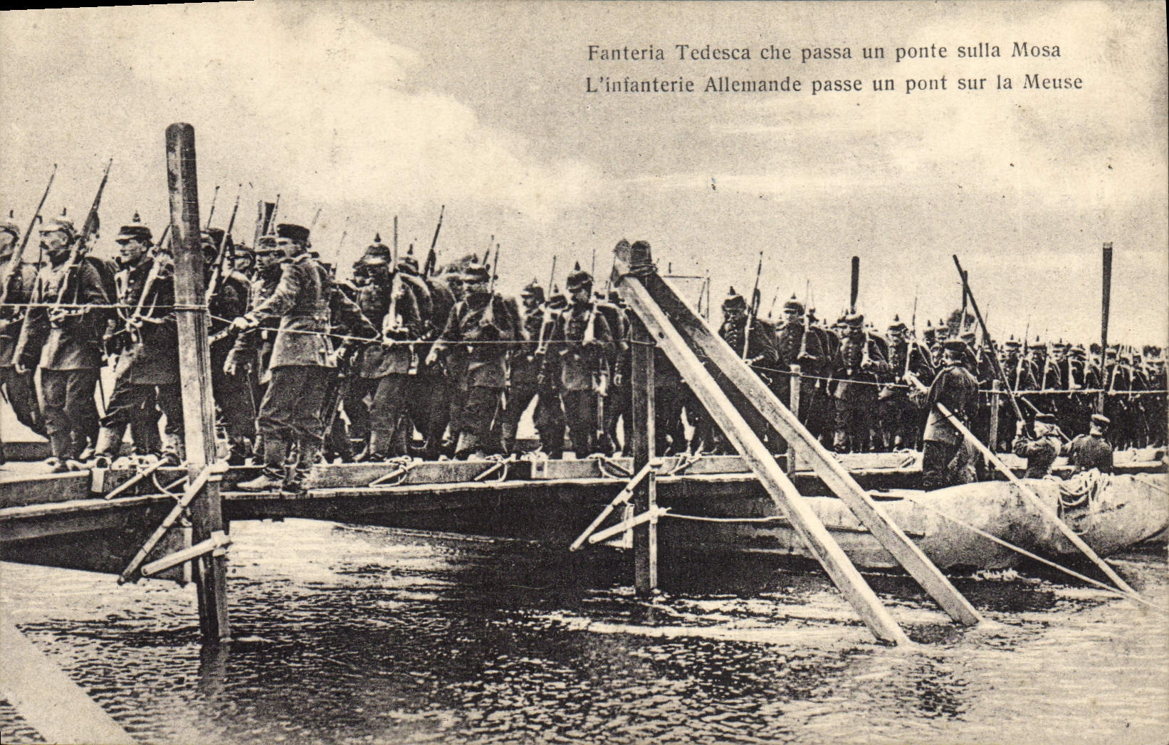 CPA Militaria L'infanterie allemande passe un pont sur la Meuse 