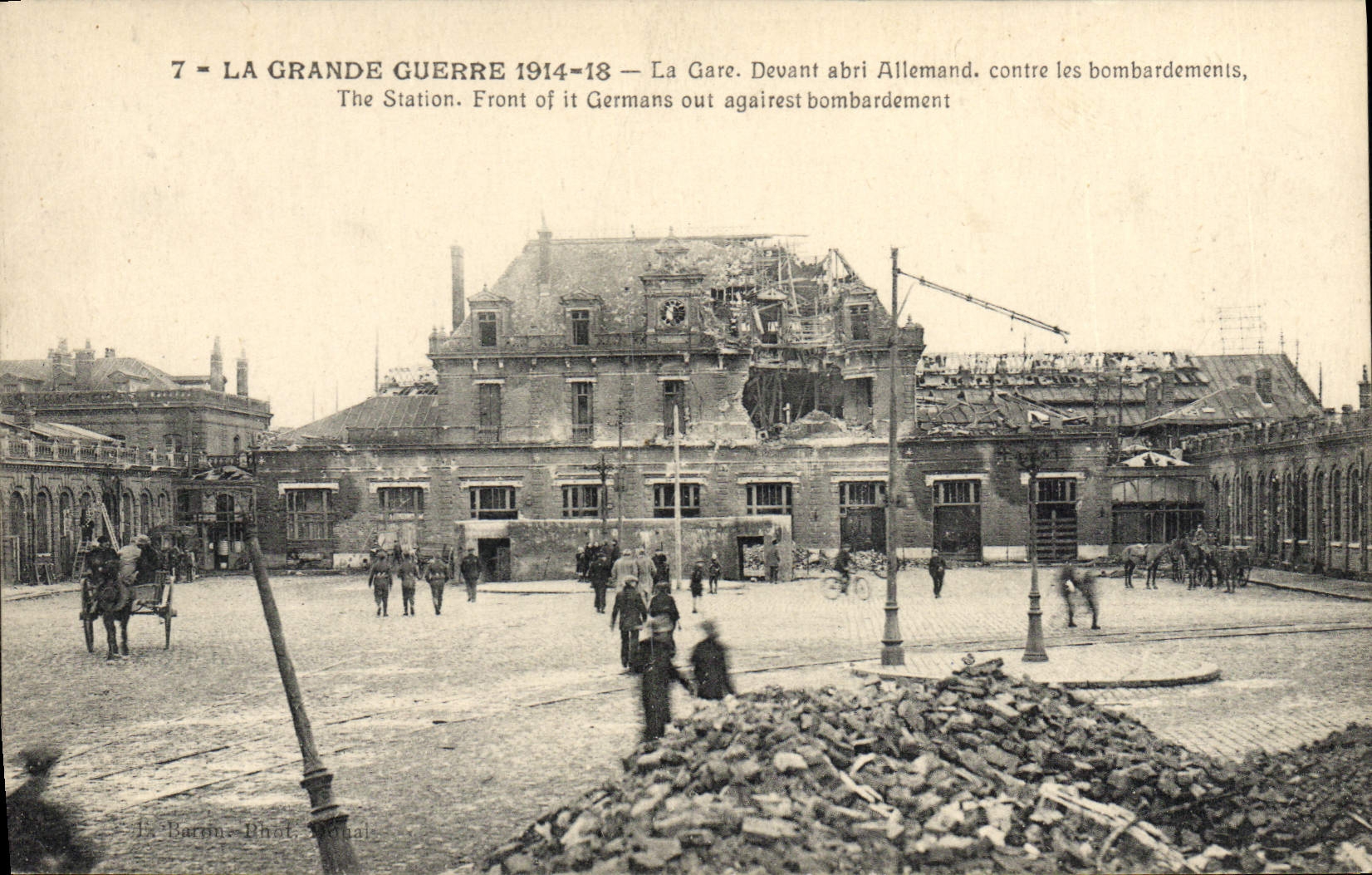 CPA Militaria La gare Devant abri allemand 