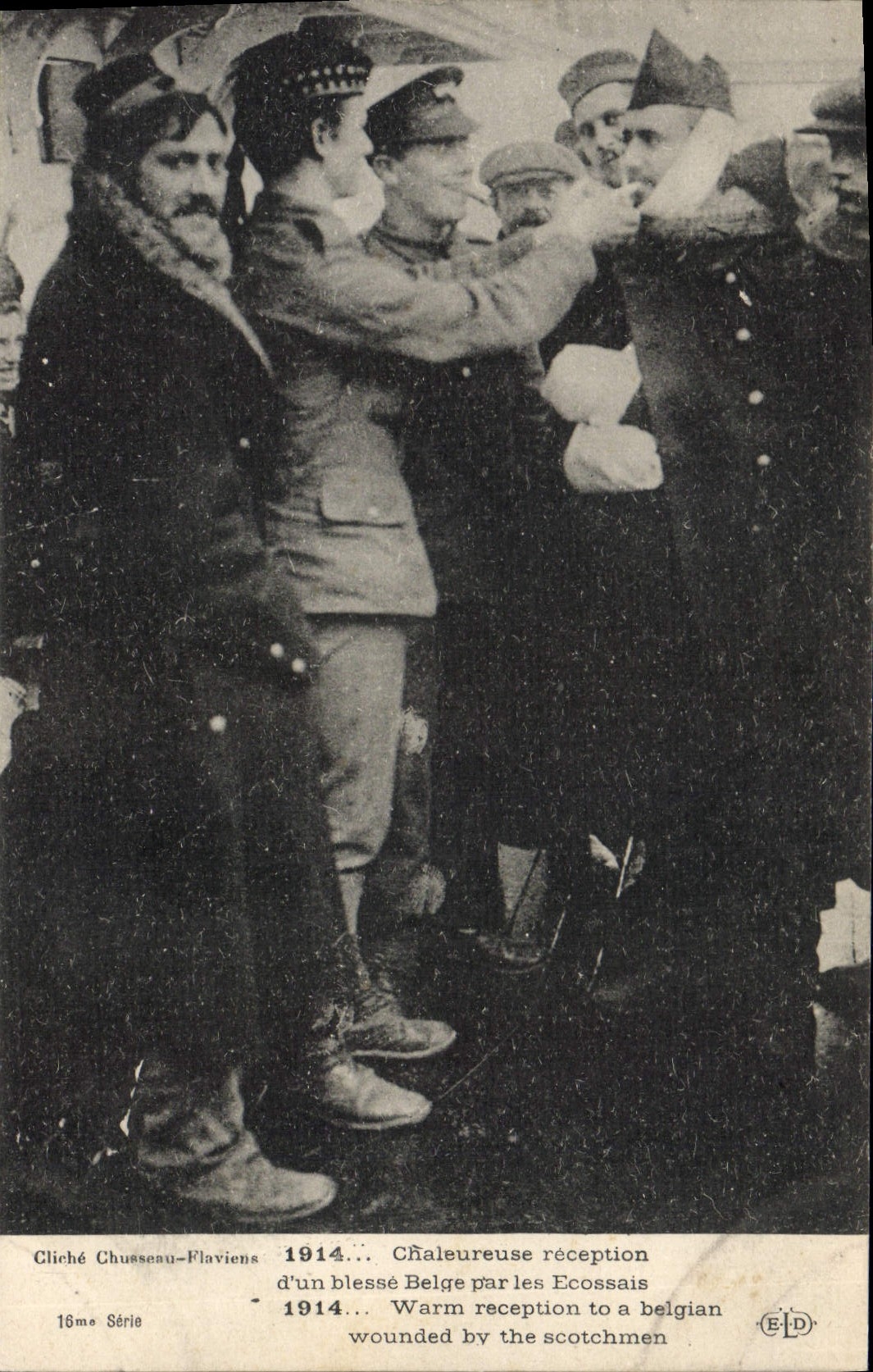 CPA Militaria Chaleureuse reception d'un blesse belge par les Ecossais