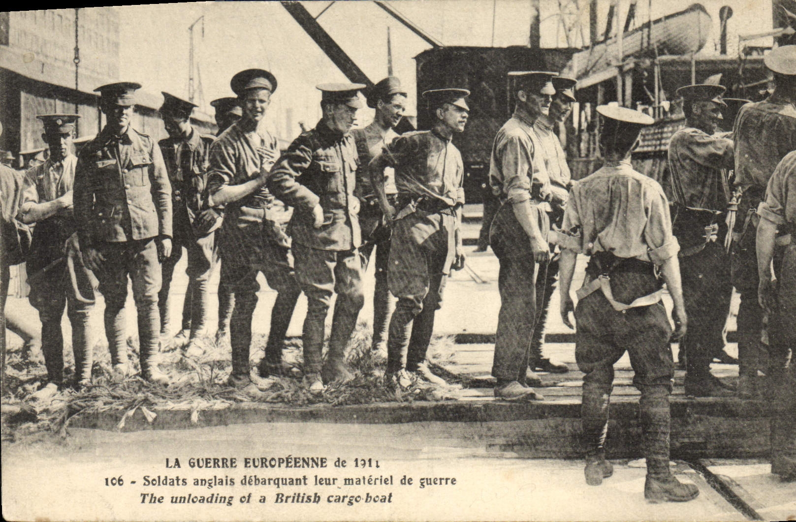 CPA Militaria Soldats anglais debarquant leur materiel de guerre