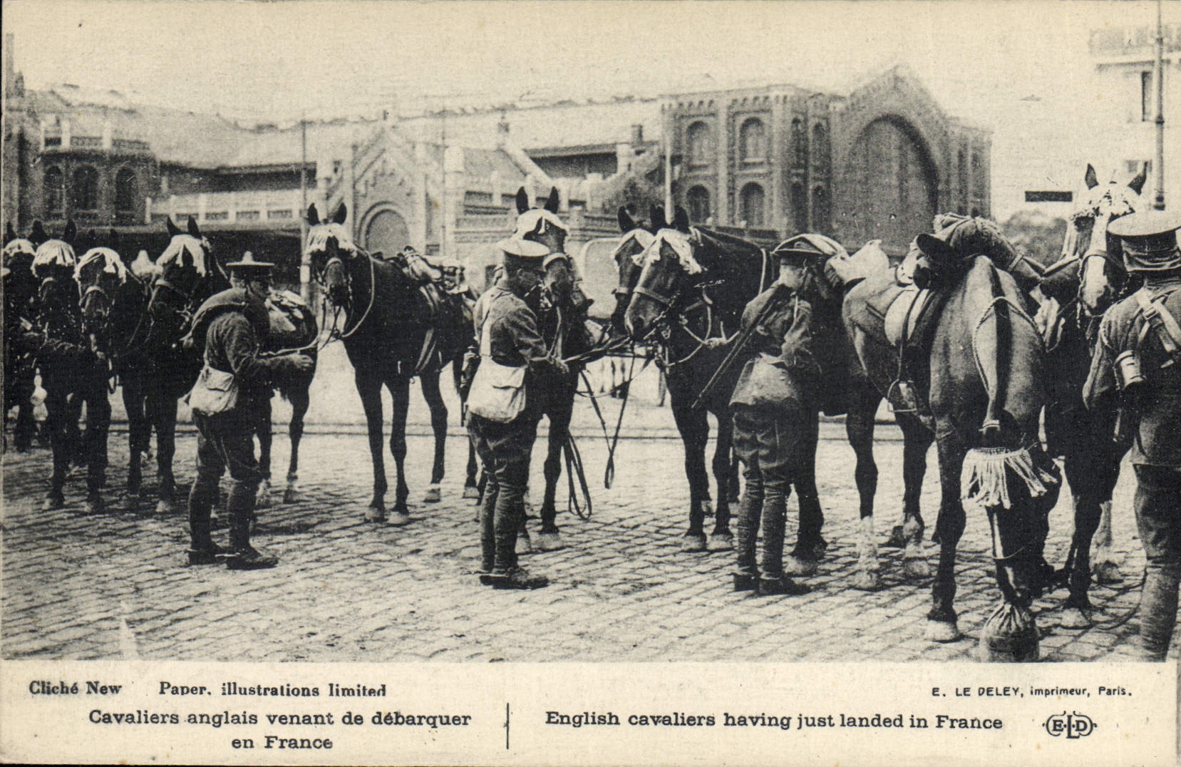 Los jinetes ingleses de Militaria de la POSTAL de la VENDIMIA acaban de descargar en Francia
